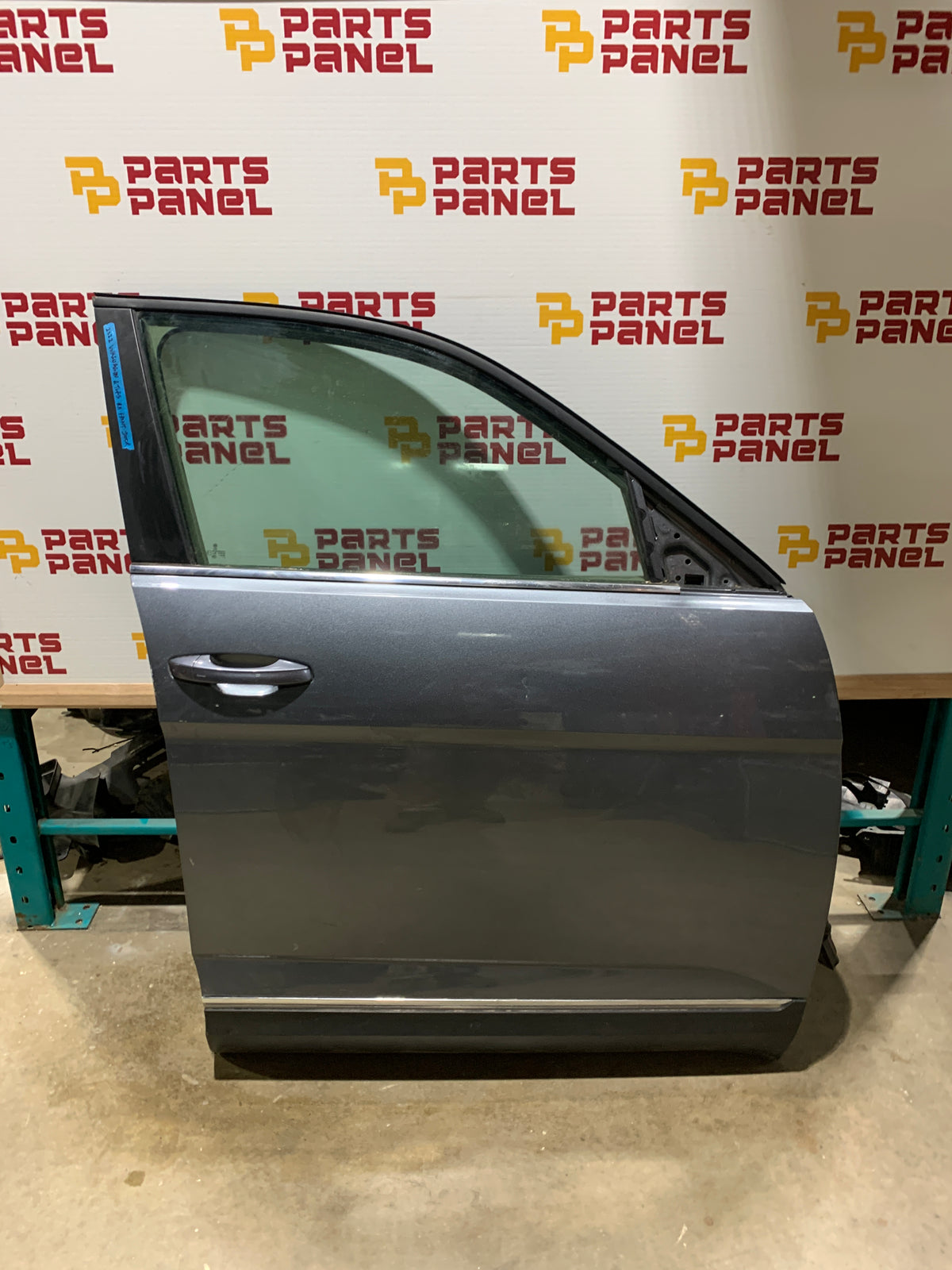 2018-2025 VOLKSWAGEN ATLAS PASSENGER SIDE FRONT DOOR OEM USED