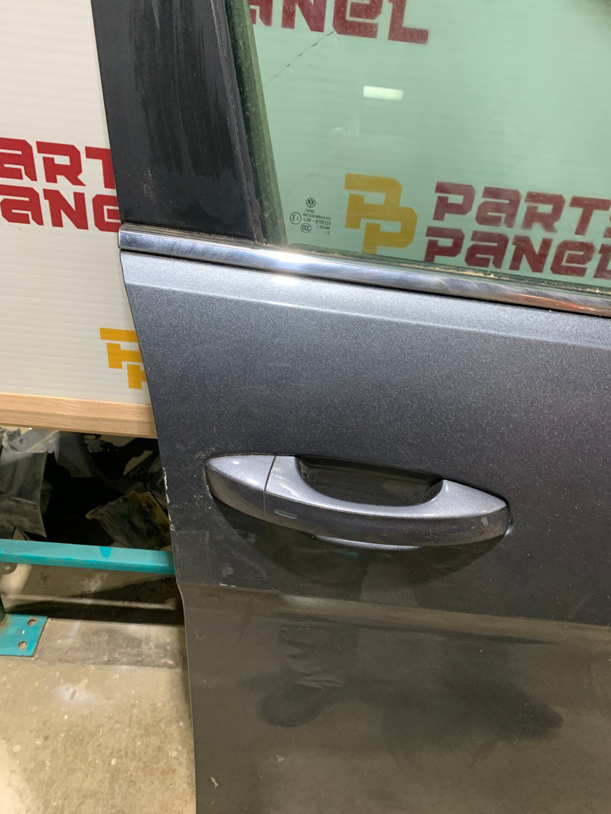 2018-2025 VOLKSWAGEN ATLAS PASSENGER SIDE FRONT DOOR OEM USED