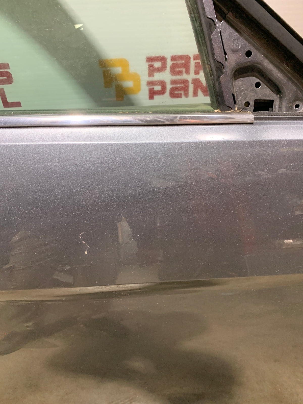 2018-2025 VOLKSWAGEN ATLAS PASSENGER SIDE FRONT DOOR OEM USED