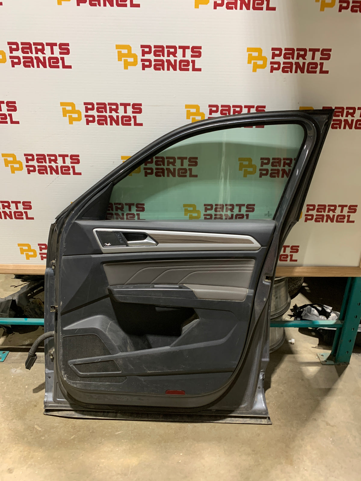2018-2025 VOLKSWAGEN ATLAS PASSENGER SIDE FRONT DOOR OEM USED