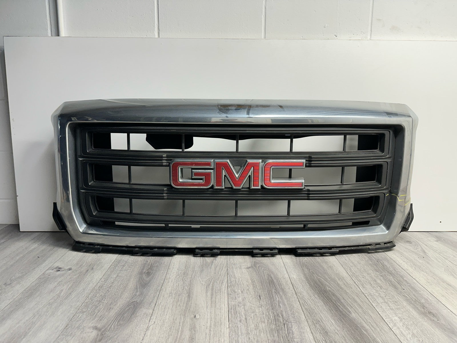 2014 - 2015 GMC SIERRA 1500 FRONT CHROME GRILLE OEM USED 22757216
