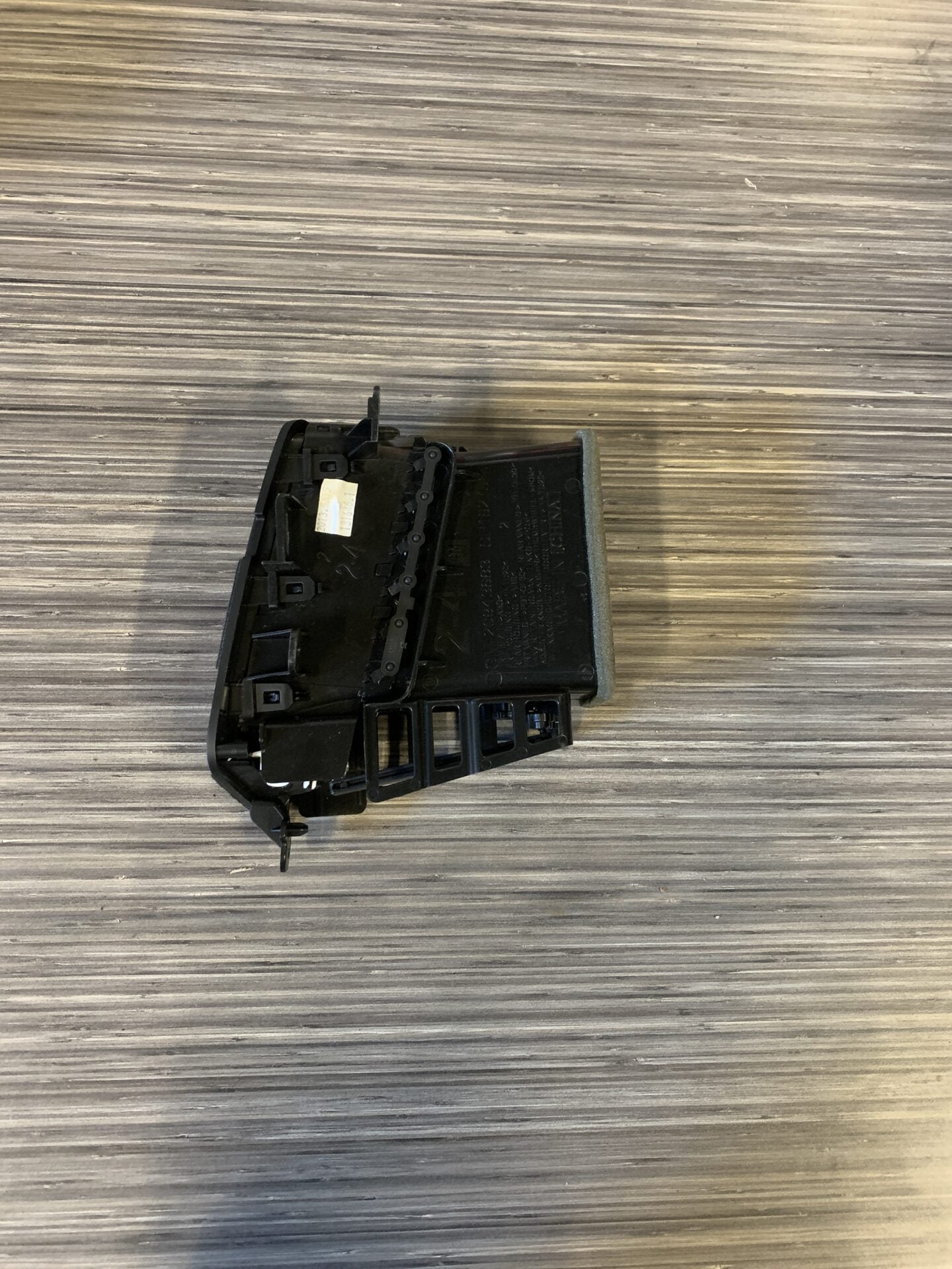 2014 - 2019 GMC SIERRA / CHEVY SILVERADO 1500 / 2500 / 3500 DASH AIR VENT RIGHT GM20943683
