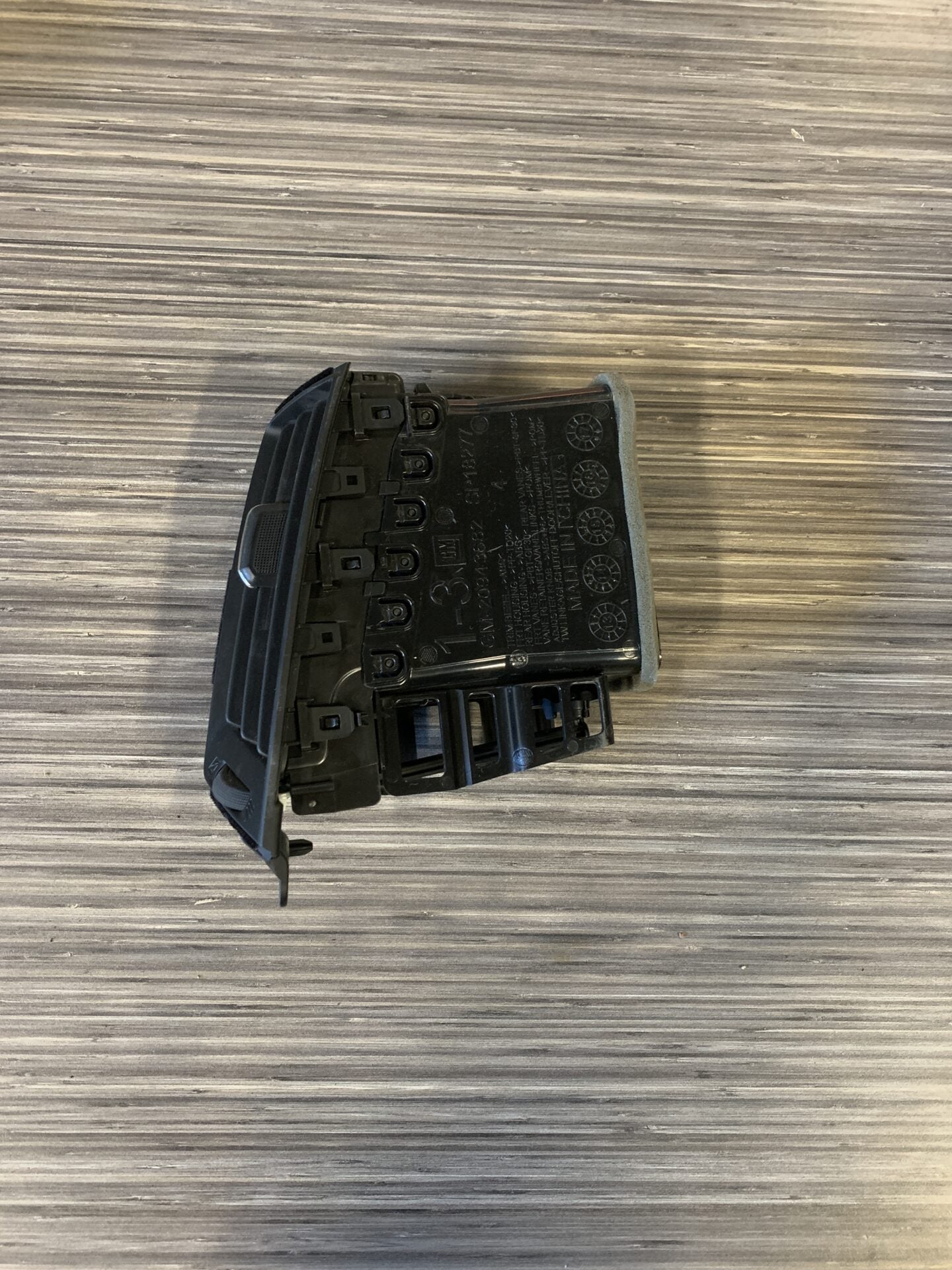 2014 - 2019 GMC SIERRA / CHEVY SILVERADO 1500 / 2500 / 3500 DASH AIR VENT LEFT GM20943682
