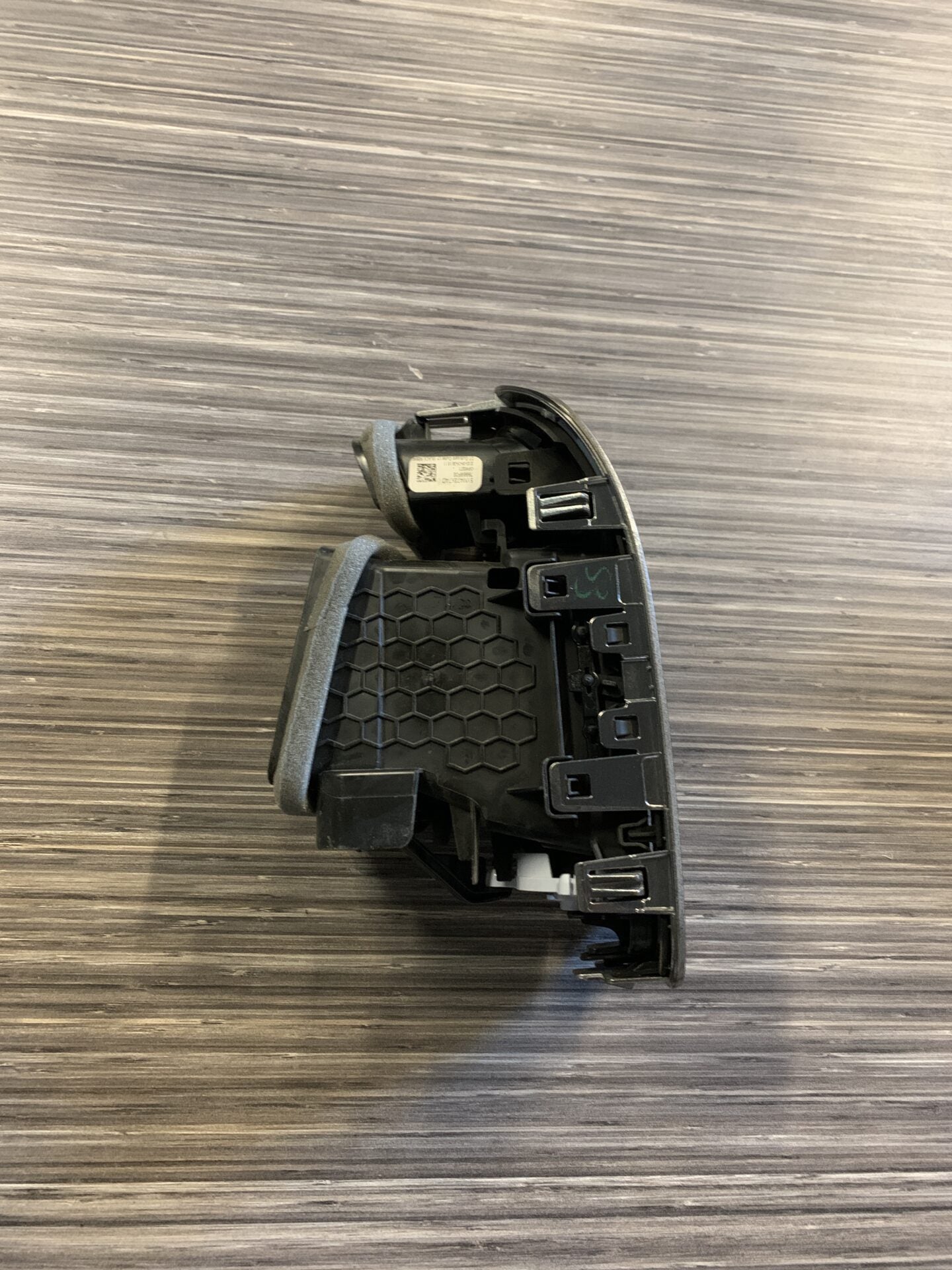 2020 - 2023 RAM 1500 LEFT SIDE AIR VENT 5YM473X7AD