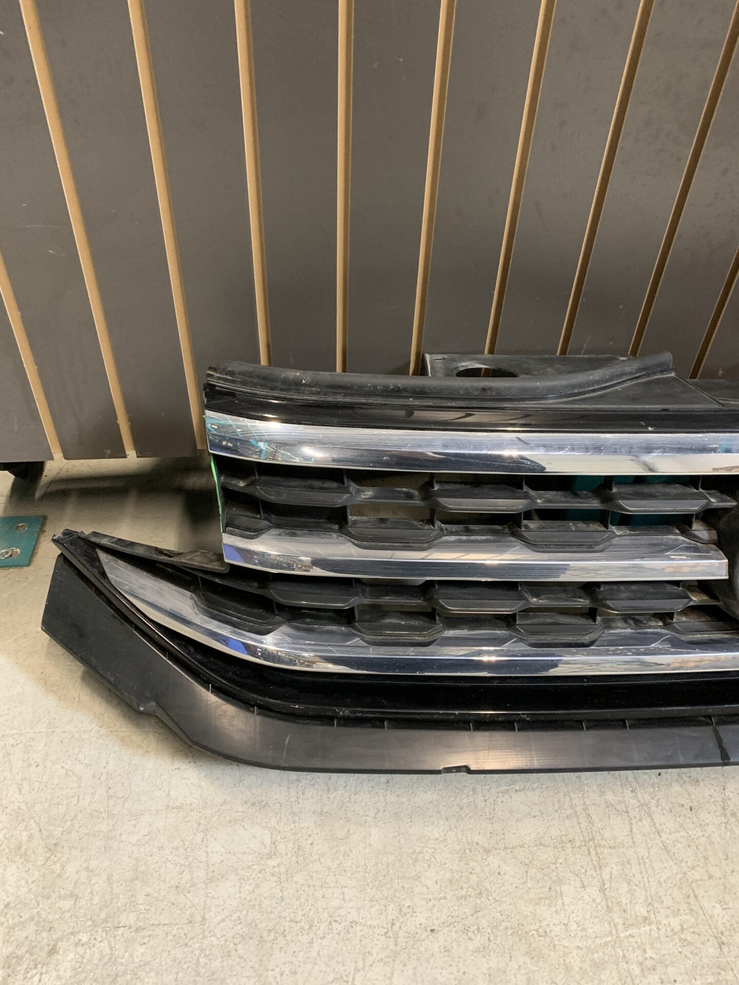 2020 - 2023 VOLKSWAGEN ATLAS FRONT GRILLE 3CM853653 