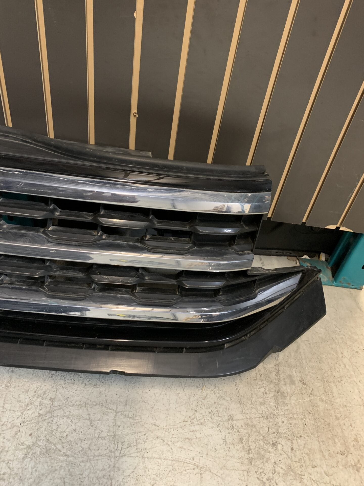 2020 - 2023 VOLKSWAGEN ATLAS FRONT GRILLE 3CM853653 