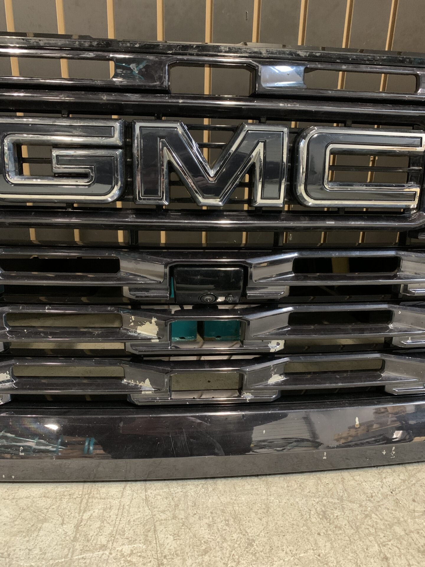 2024 - 2025 GMC SIERRA DENALI 2500 / 3500 FRONT BLACK GRILLE WITH CAMERA 85666073