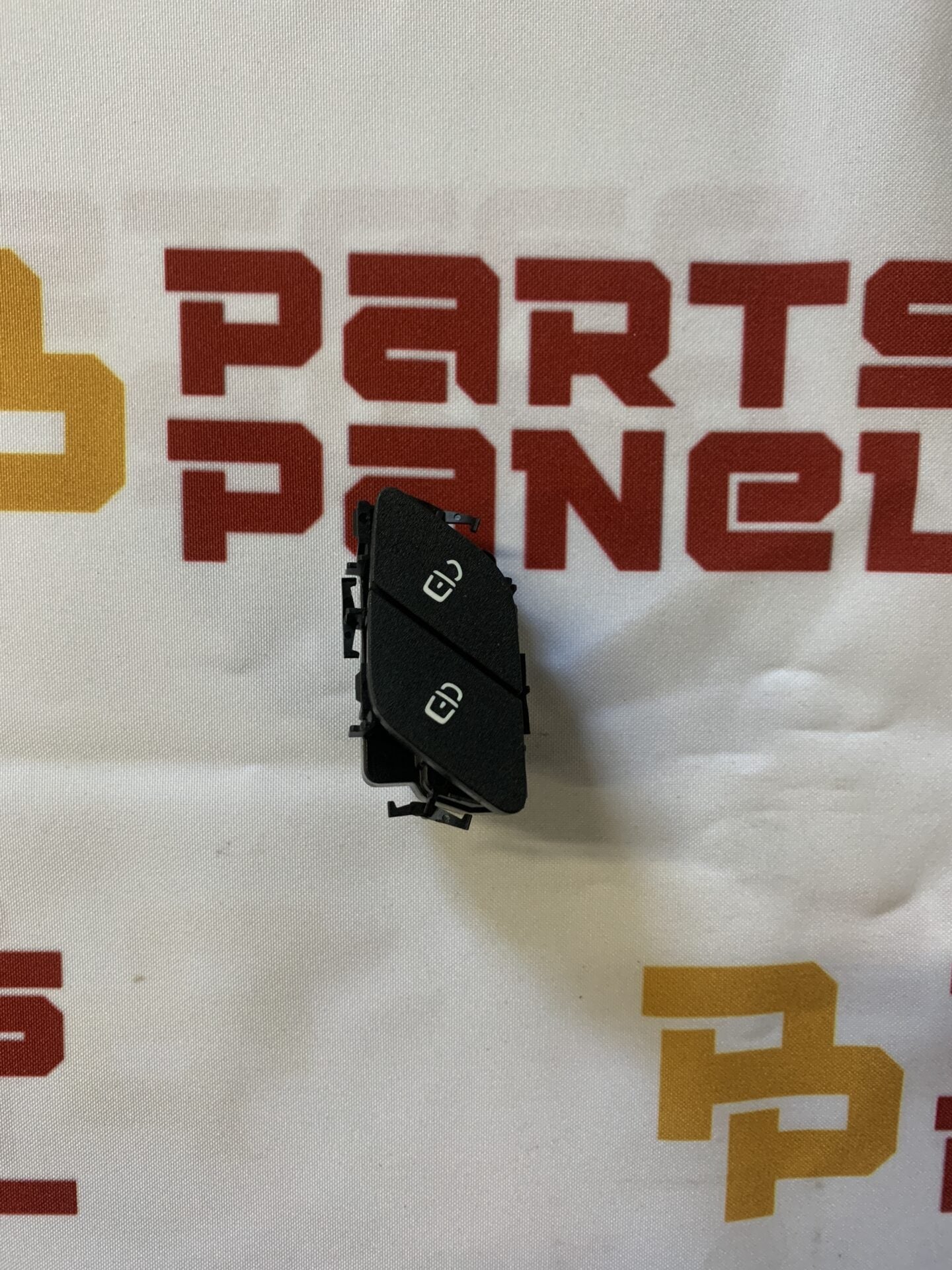 2020 - 2023 MERCEDES BENZ GLE 450 / W167 FRONT PASSENGER SIDE CENTRAL LOCK BUTTON A2479051001