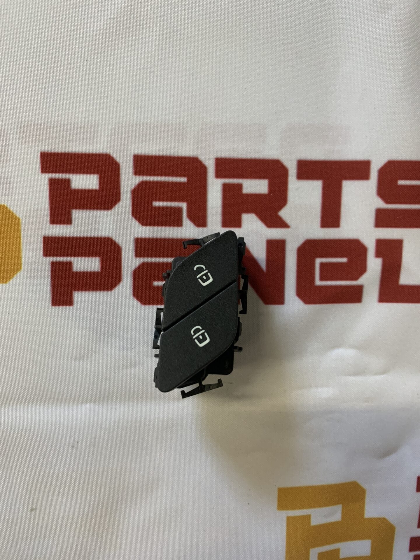 2020 - 2023 MERCEDES BENZ GLE 450 / W167 FRONT DRIVER SIDE CENTRAL LOCK BUTTON A2479052200