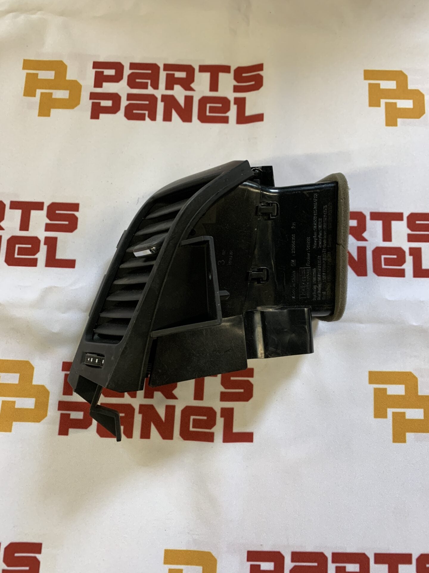 2015 - 2020 GMC YUKON / CHEVY SUBURBAN / TAHOE INSTRUMENT CENTER RIGHT SIDE AIRVENT 23464301