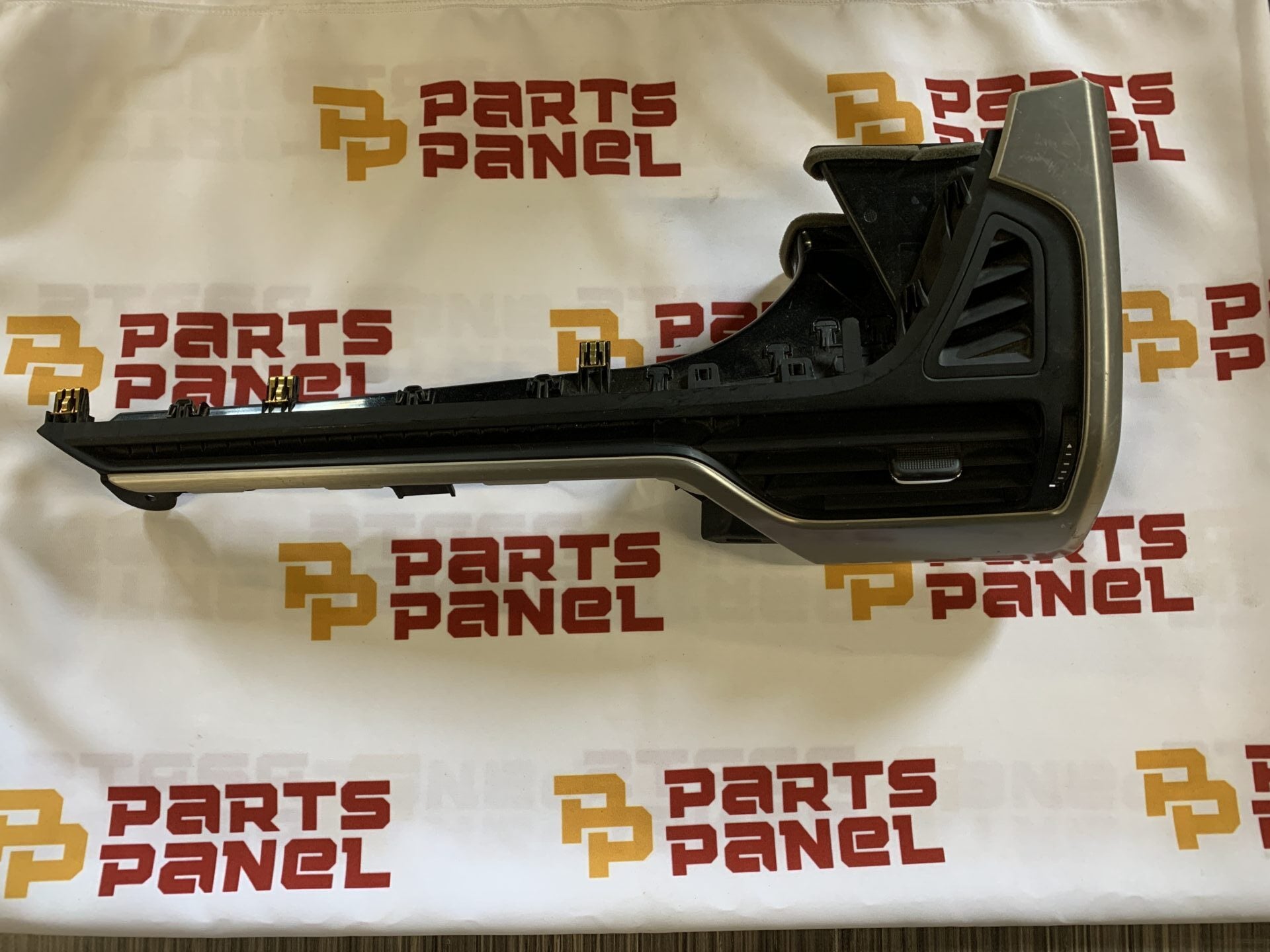 2015 - 2020 GMC YUKON / CHEVY SUBURBAN / TAHOE DASHBOARD AIR VENT WITH TRIM 23464593