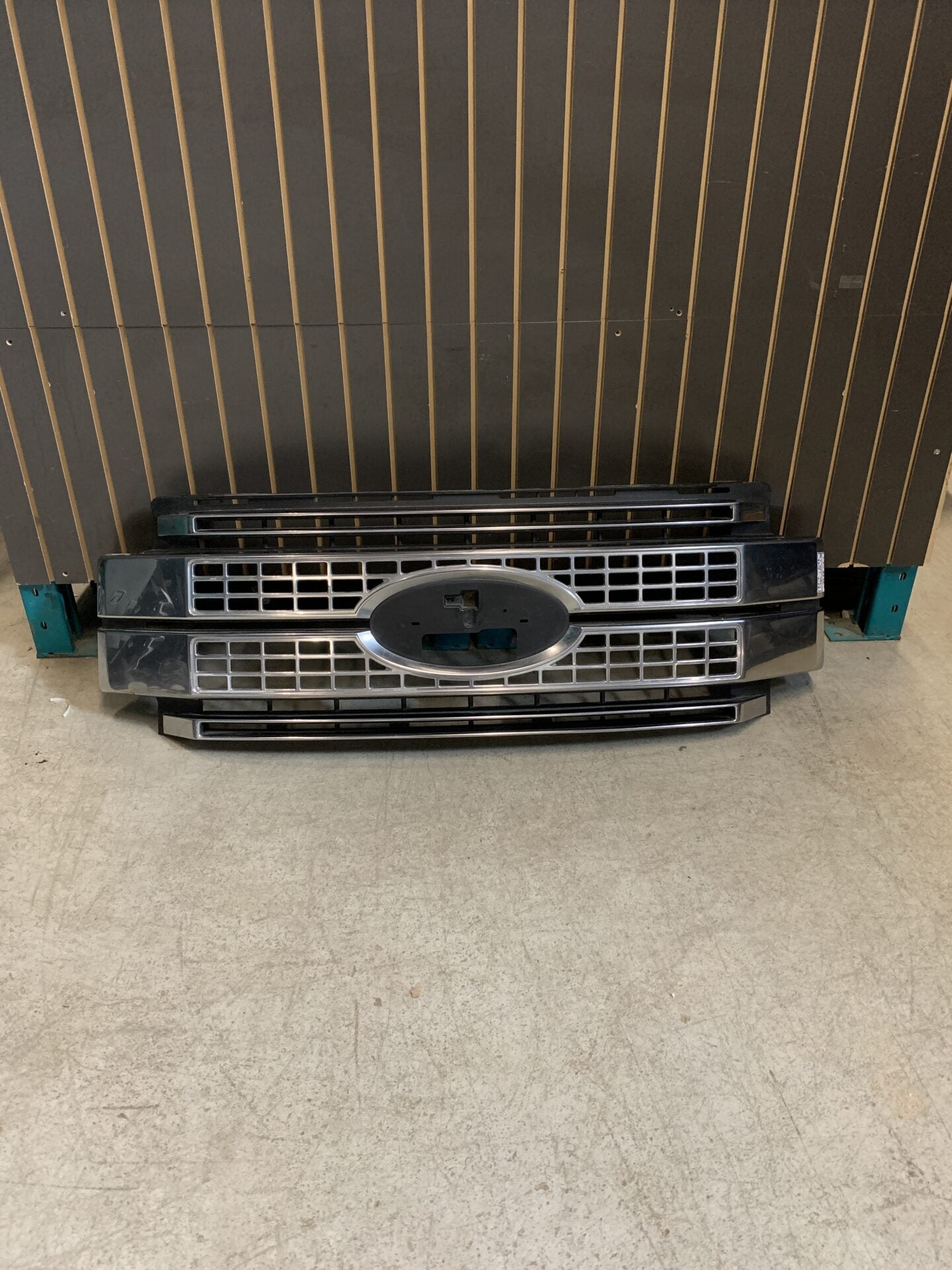 2017 - 2019 FORD F250 / F350 FRONT GRILLE PLATINUM HC3B-8A164-DKW