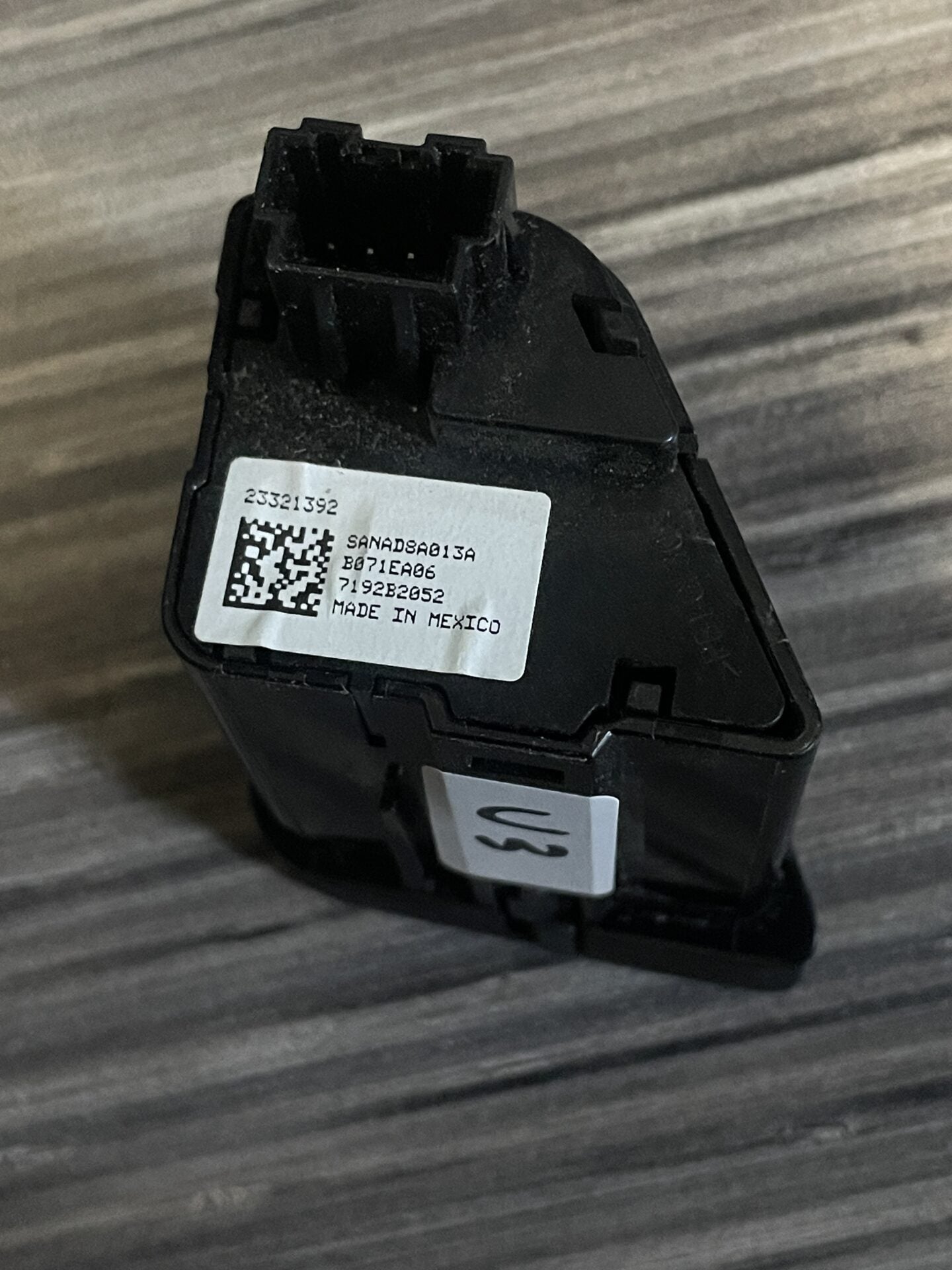 2016 - 2019 GMC SIERRA / CHEVY SILVERADO 1500 2500 3500 DRIVER SIDE SEAT HEAT AND COOL SWITCH 23321392