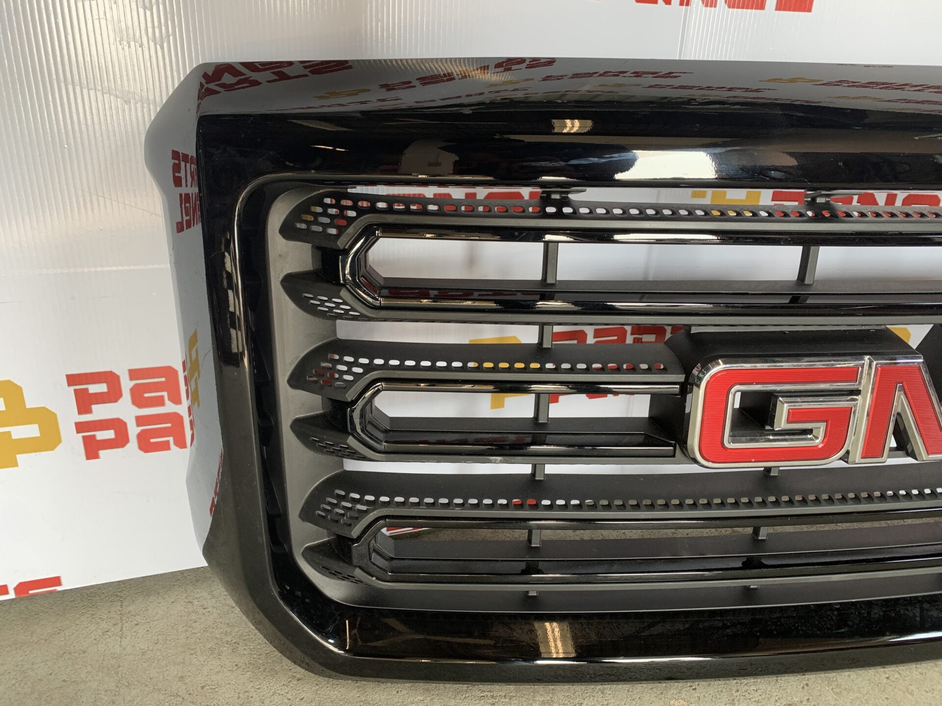 2015 – 2019 GMC SIERRA 2500 / 3500 FRONT GRILLE BLACK BARS 23210303