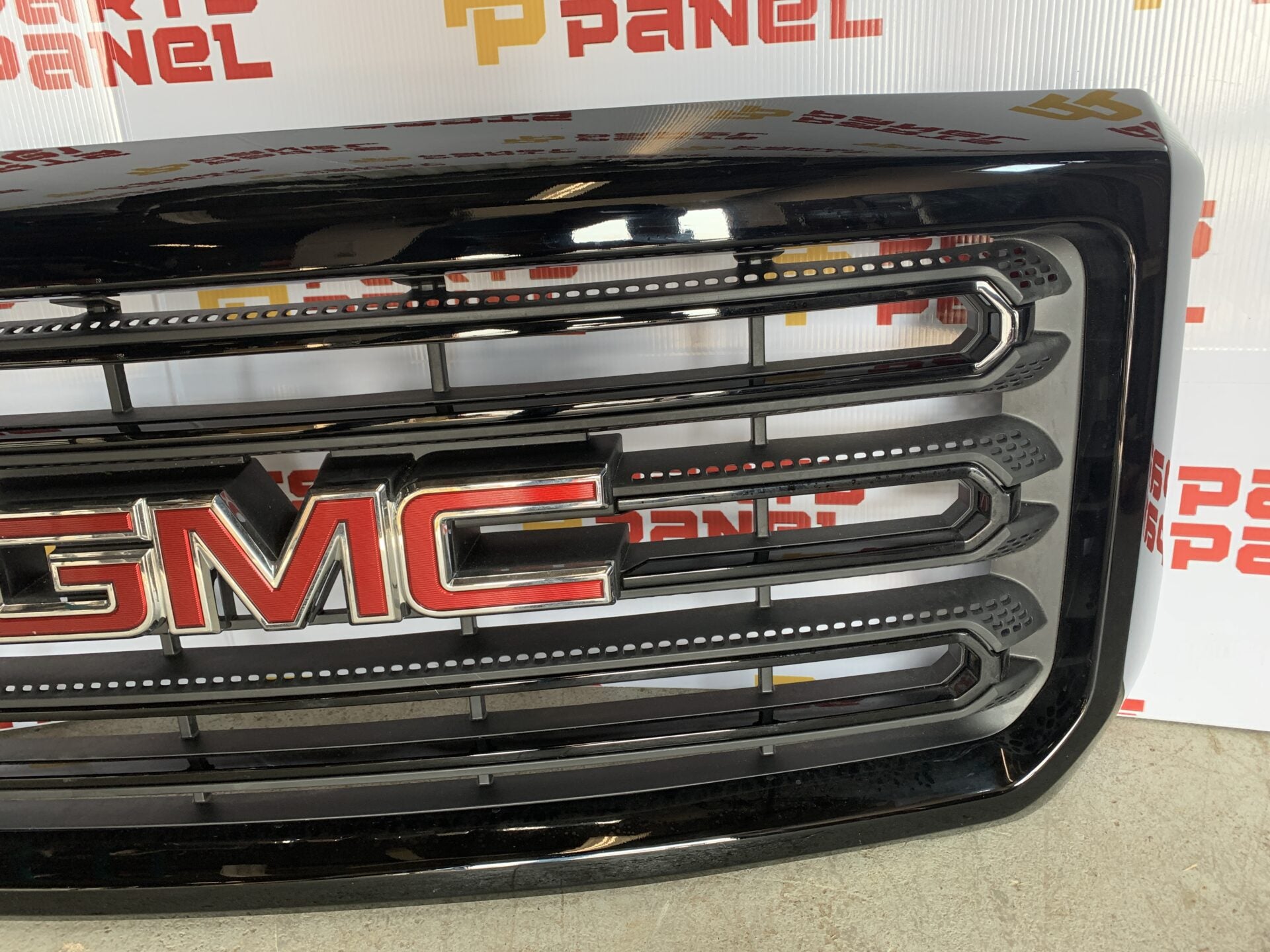 2015 – 2019 GMC SIERRA 2500 / 3500 CALANDRE AVANT BARRES NOIRES 23210303