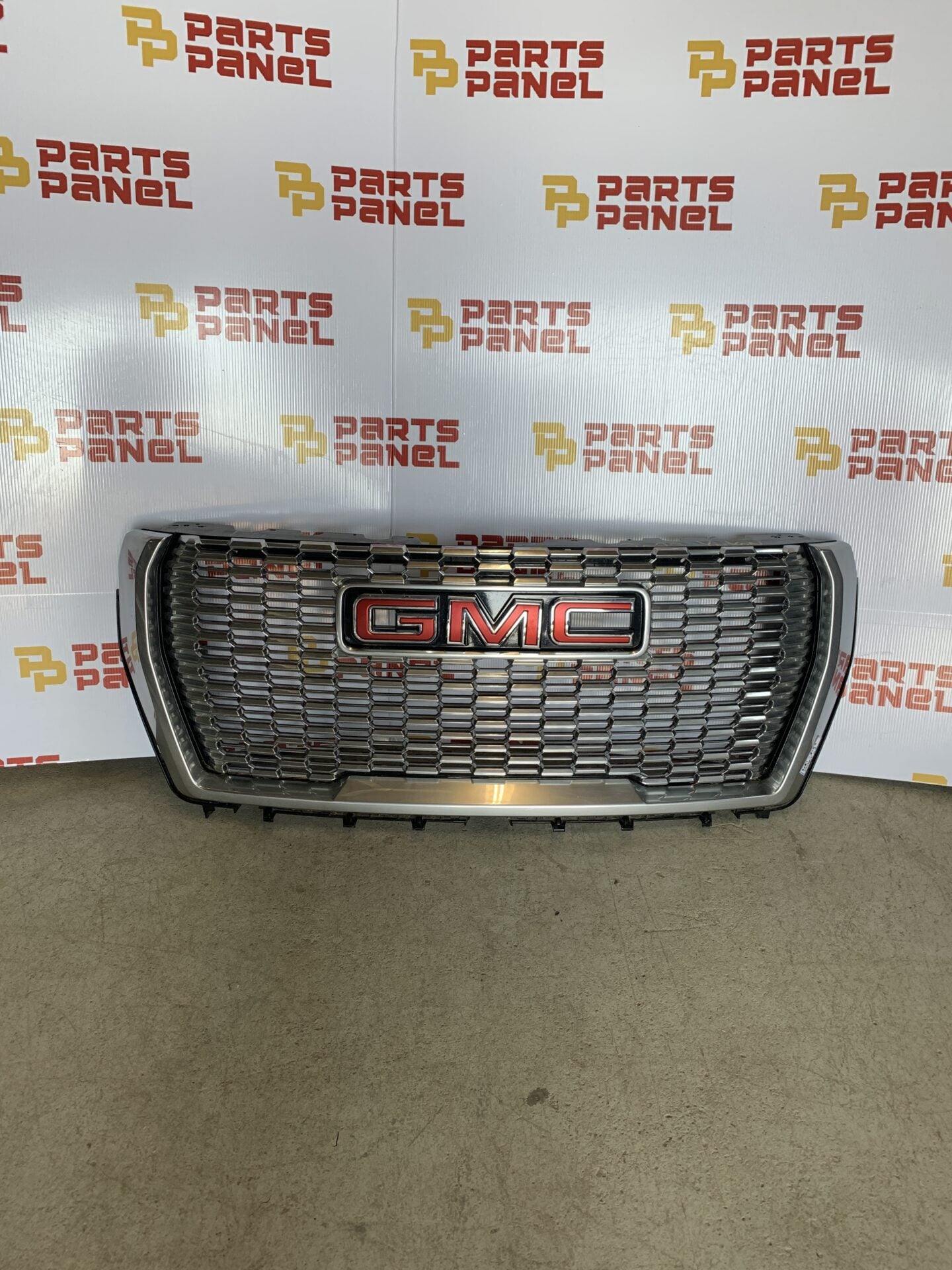 2021 - 2024 GMC YUKON DENALI ULTIMATE FRONT CHROME GRILLE OEM USED 84835789