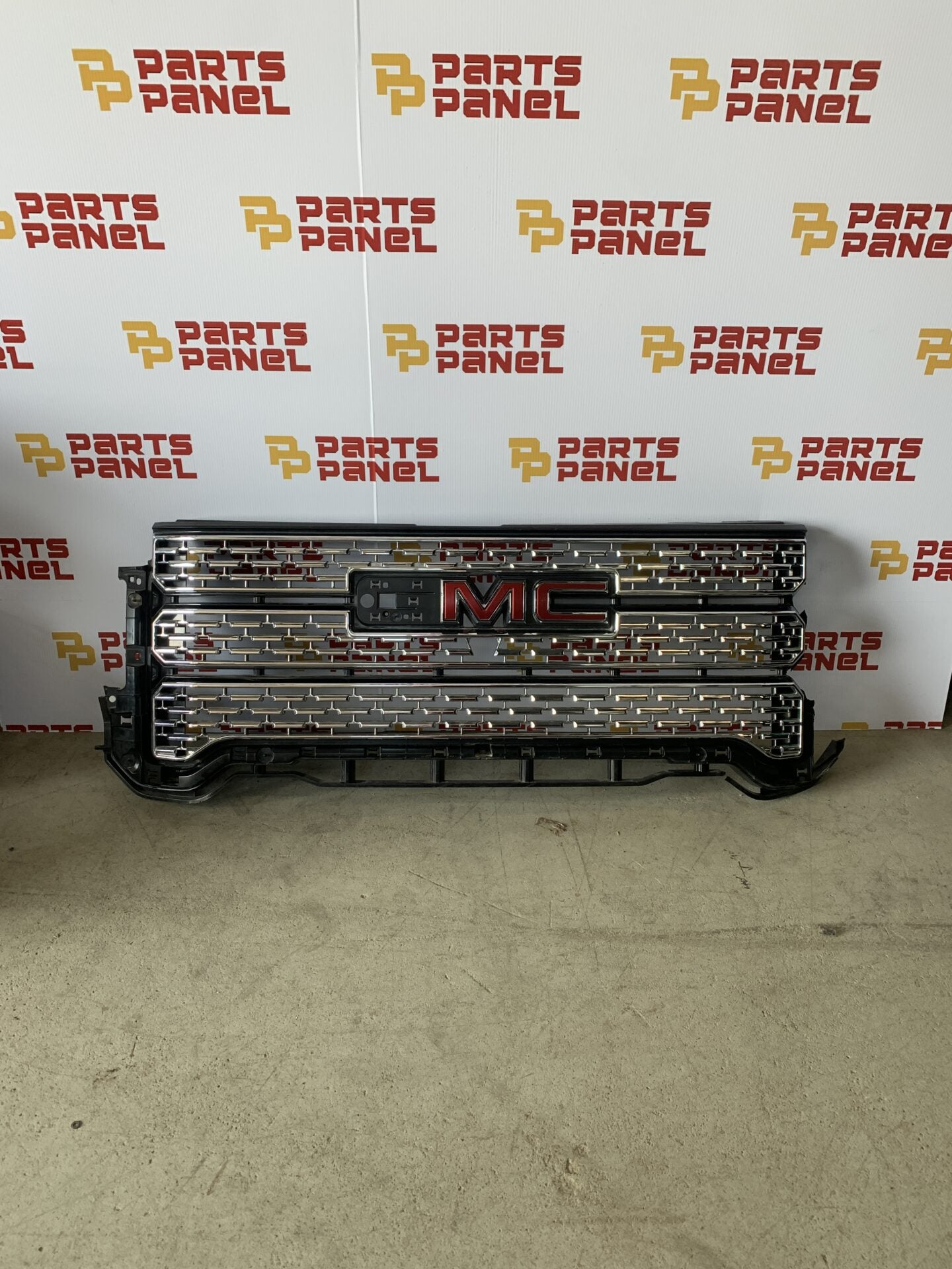 2020 - 2023 GMC SIERRA 2500HD / 3500HD FRONT CHROME DENALI GRILLE LEFT BOTTOM BROKEN 84691993