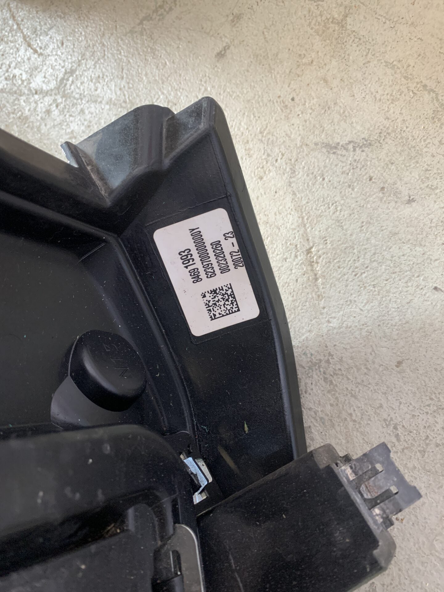 2020 - 2023 GMC SIERRA 2500HD / 3500HD FRONT CHROME DENALI GRILLE LEFT BOTTOM BROKEN 84691993