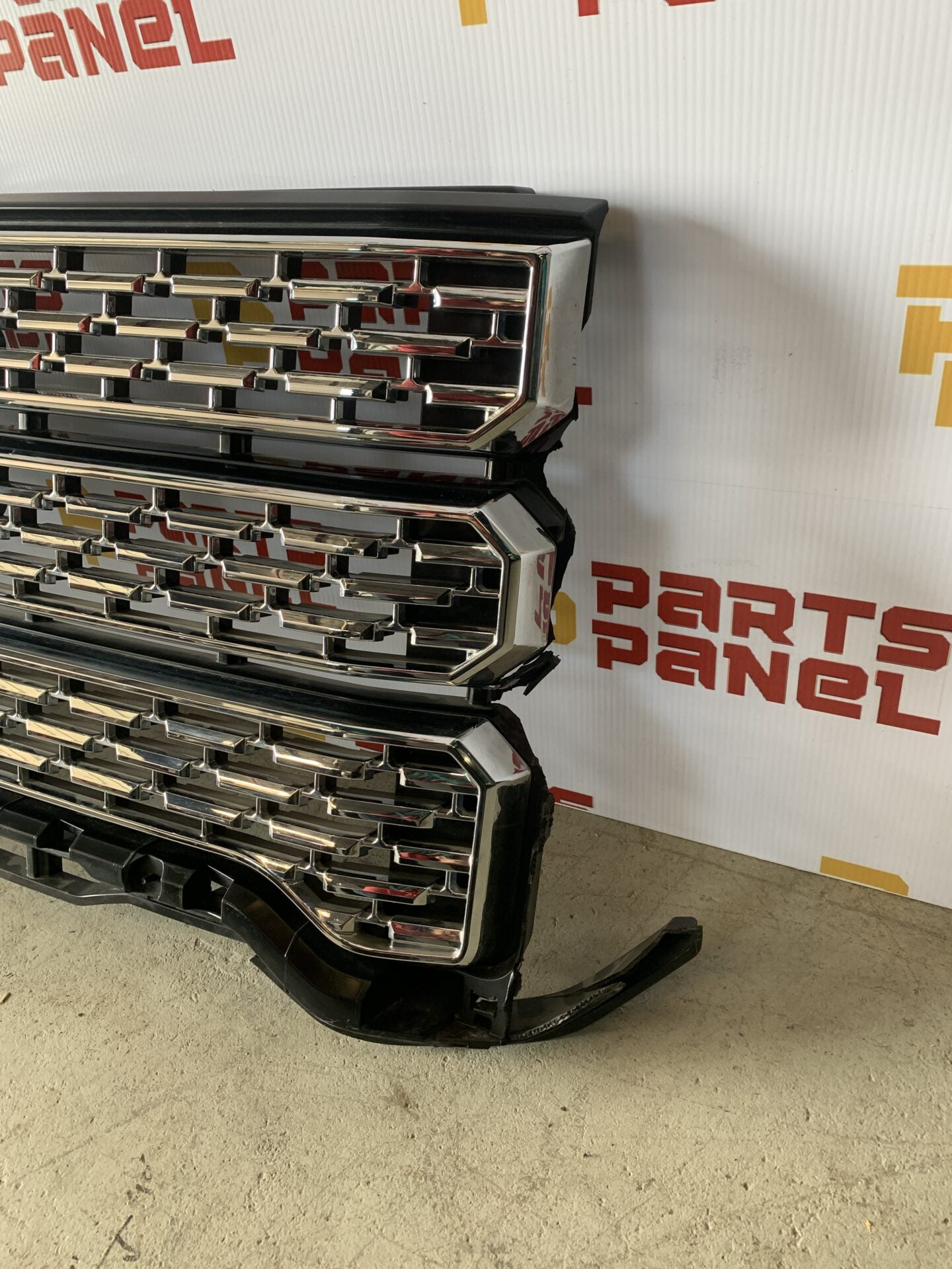 2020 - 2023 GMC SIERRA 2500HD / 3500HD CALANDRE CHROME DENALI AVANT GAUCHE BAS CASSÉ 84691993