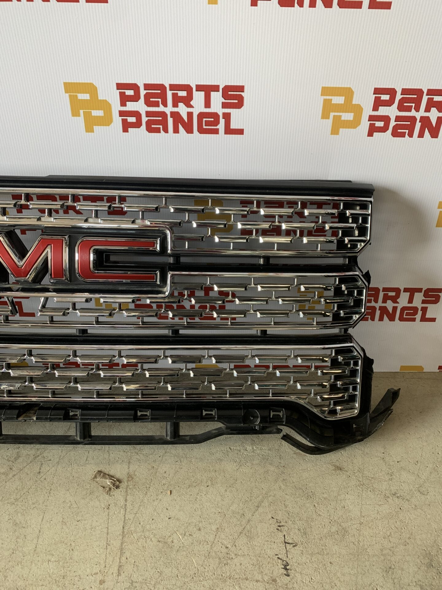 2020 - 2023 GMC SIERRA 2500HD / 3500HD CALANDRE CHROME DENALI AVANT GAUCHE BAS CASSÉ 84691993