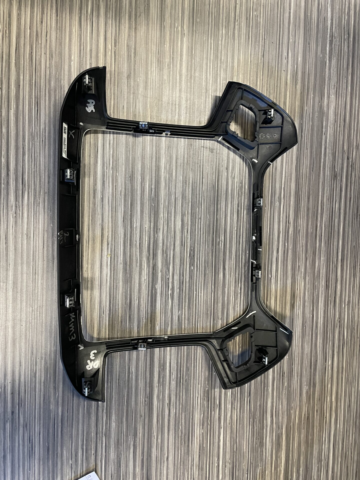 2014 - 2019 GMC SIERRA / CHEVY SILVERADO 1500/2500/3500 CENTER BEZEL 22825711