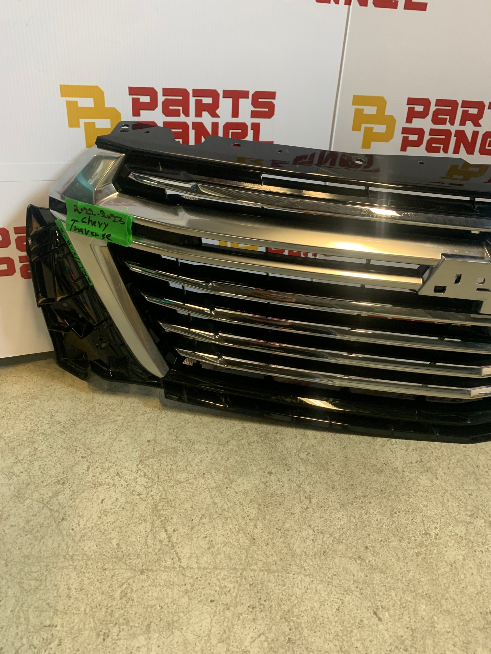2022 - 2023 CHEVY TRAVERSE FRONT UPPER GRILLE 84426603