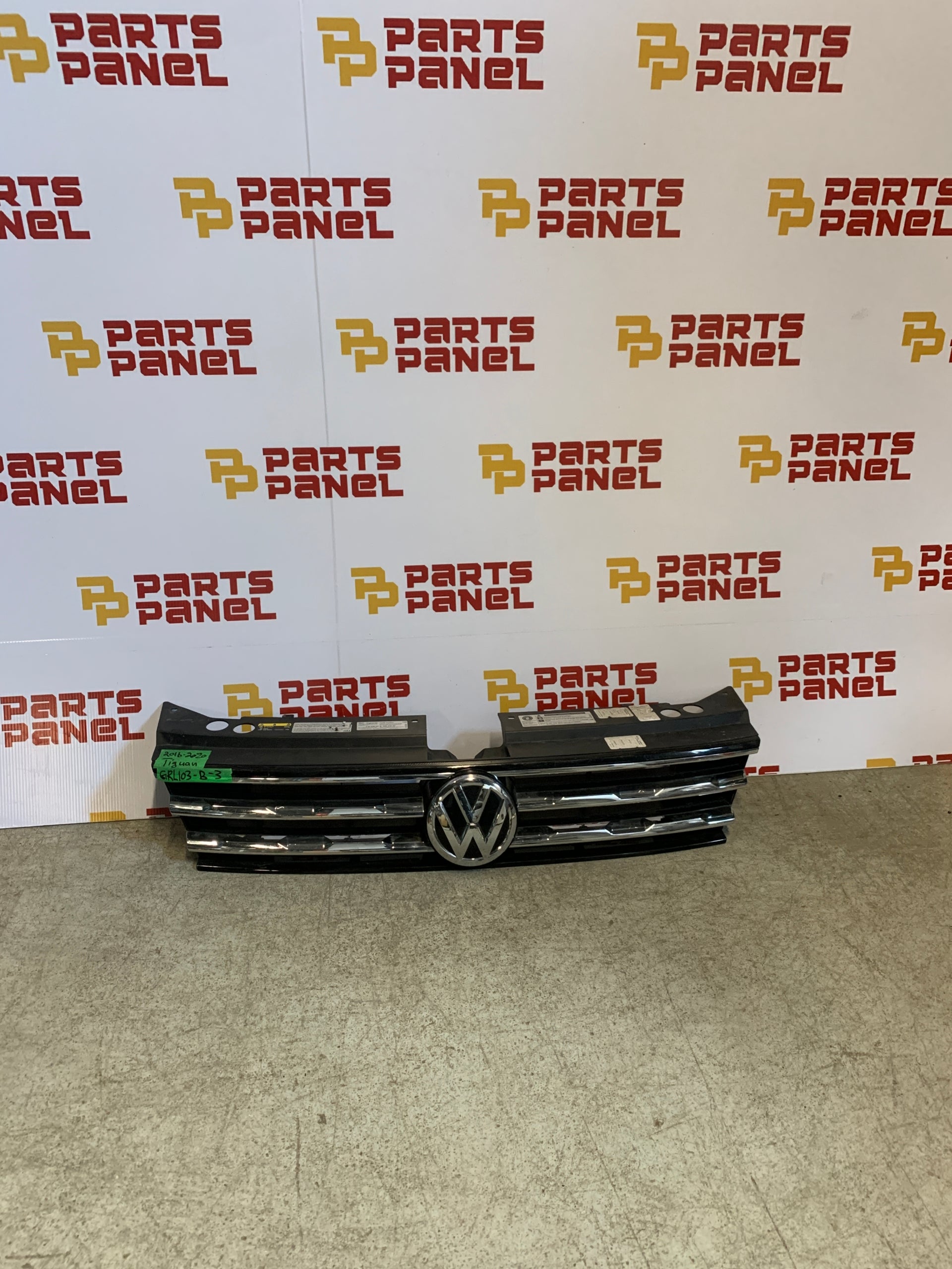 2017 - 2020 VOLKSWAGEN TIGUAN FRONT GRILLE 5NN853653