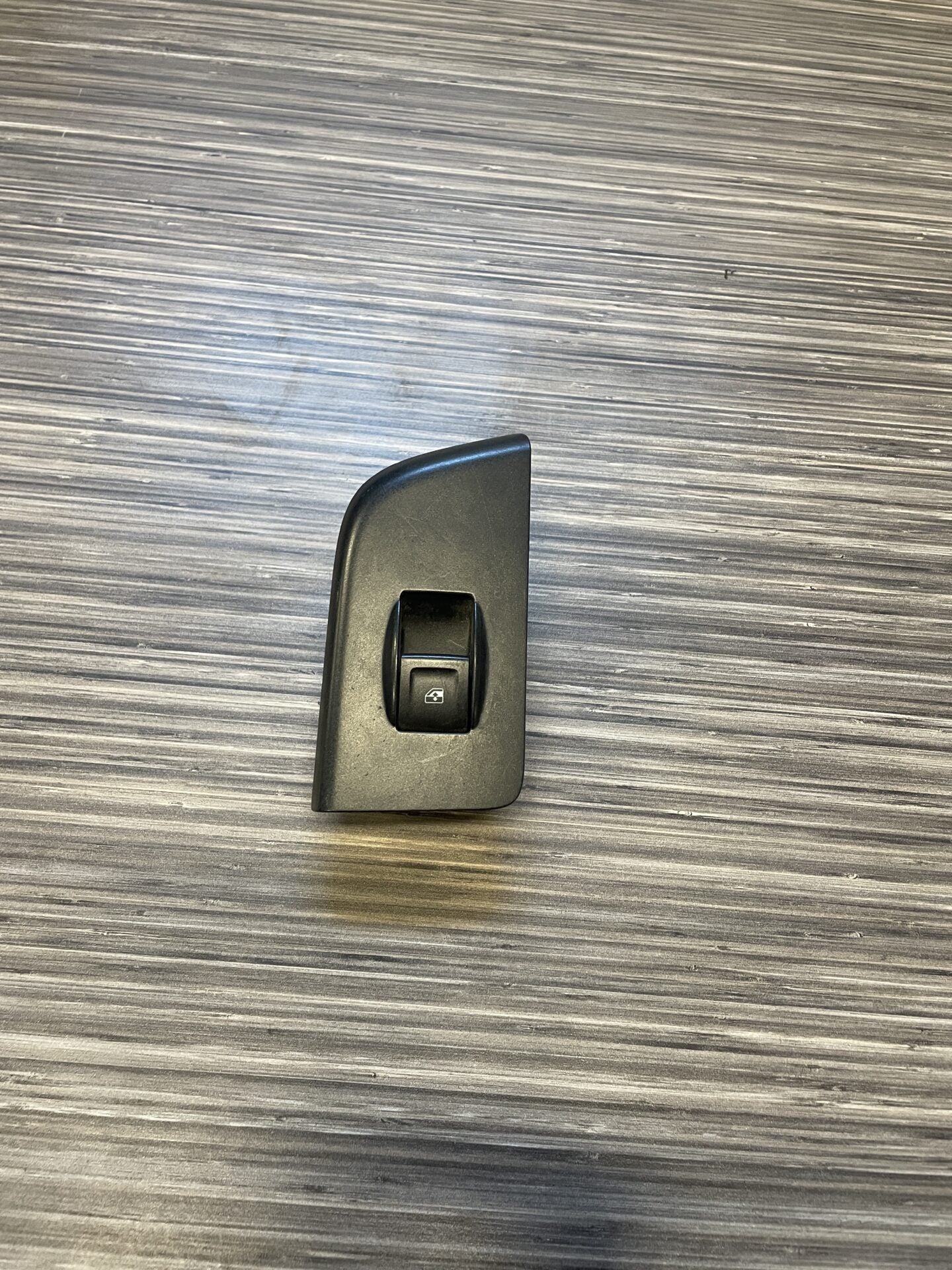 2014 - 2022 CHEVY SILVERADO / COLORADO / TAHOE / SUBURBAN / GMC SIERRA / YUKON RIGHT SIDE REAR WINDOW SWITCH 23180793 23436335 23436102