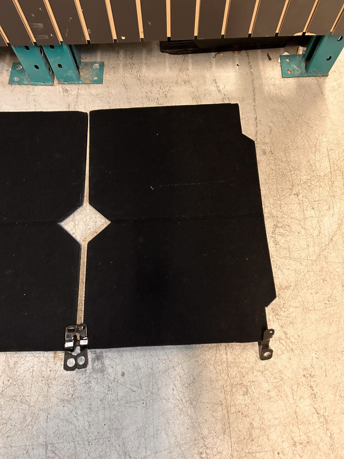 2013 - 2024 RAM 1500 / 2500 / 3500 CONJUNTO DE PISO DE CARGA PLEGABLE LADO IZQUIERDO Y DERECHO 5SD54DX9AD