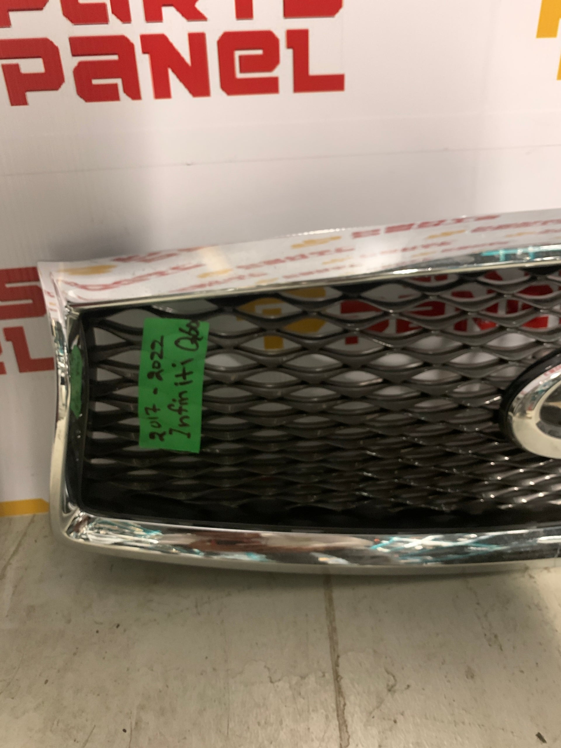 2014 - 2017 INFINITI Q50 FRONT GRILLE WITH CHROME SURROUNDING 623104GA3A