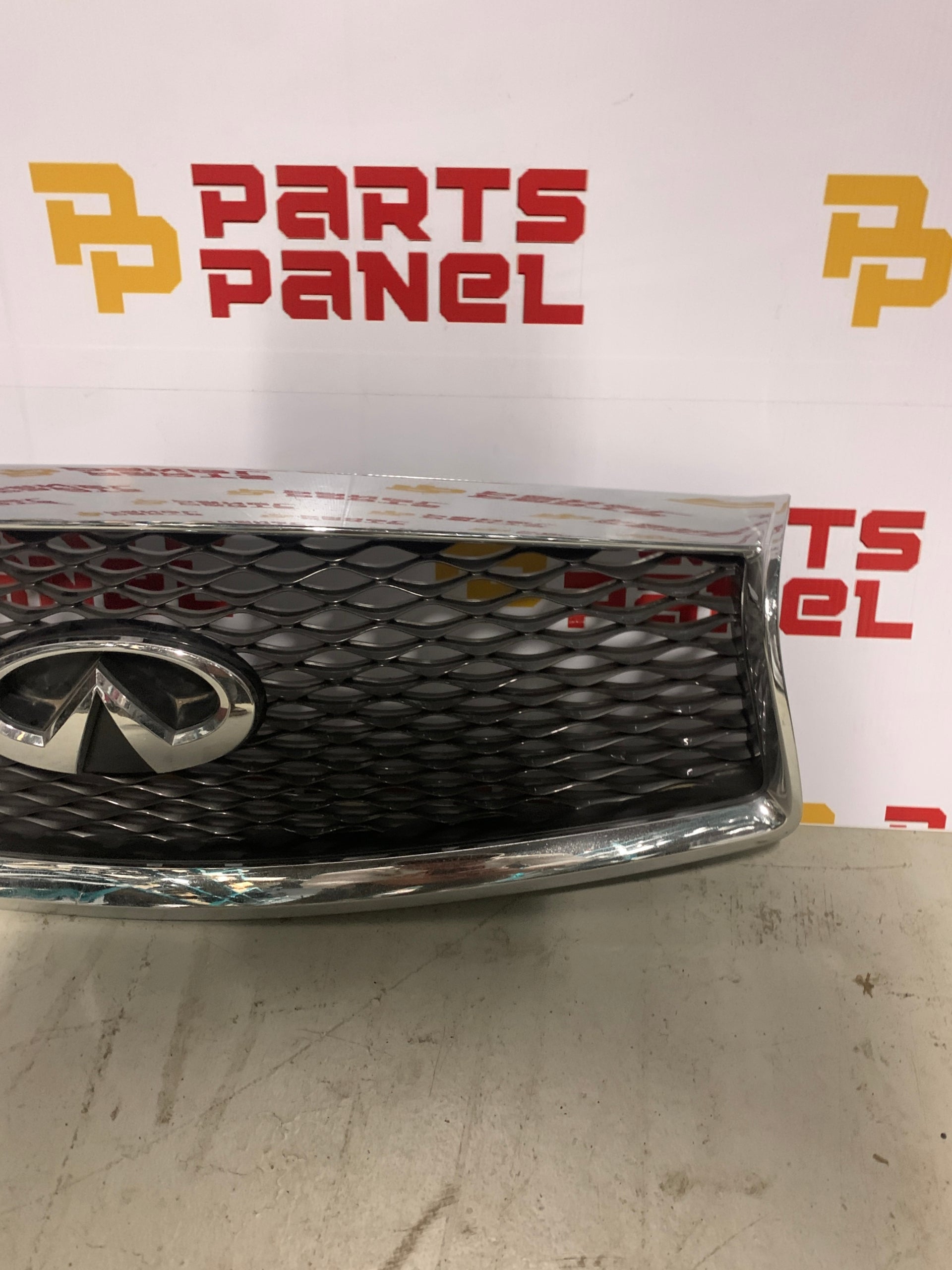 2014 - 2017 INFINITI Q50 FRONT GRILLE WITH CHROME SURROUNDING 623104GA3A