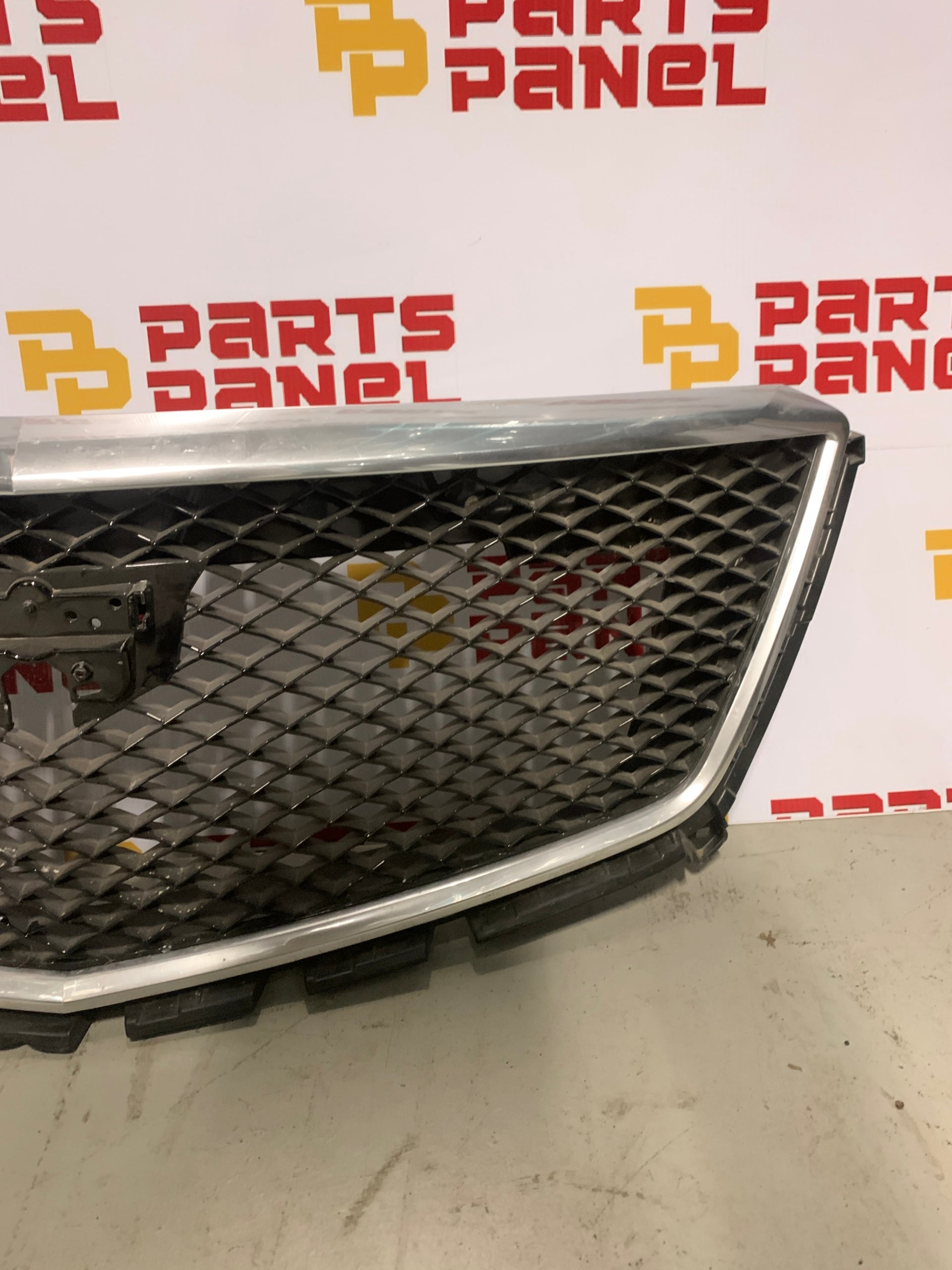 2020 - 2023 CADILLAC XT5 FRONT BUMPER CENTER GRILLE OEM 84226179