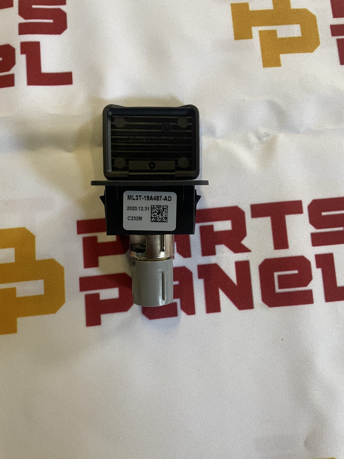2022 - 2024 FORD F-150 LIGHT / F-250 SUPER DUTY / F-350 SUPER DUTY / EXPIDITION POWER OUTLET CAP 12V ML3T-19A487-AD