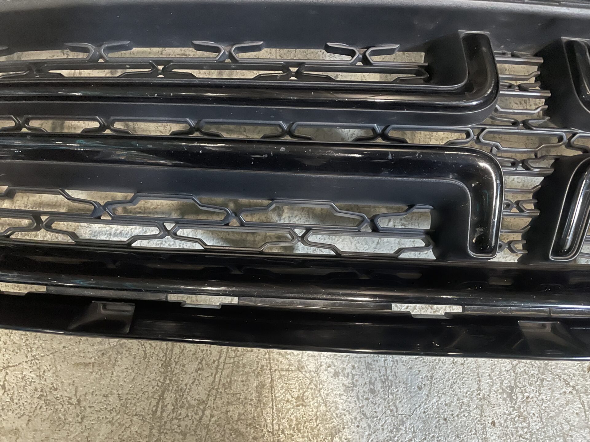 CALANDRE AVANT DODGE CHARGER 68226527AA 2015-2018