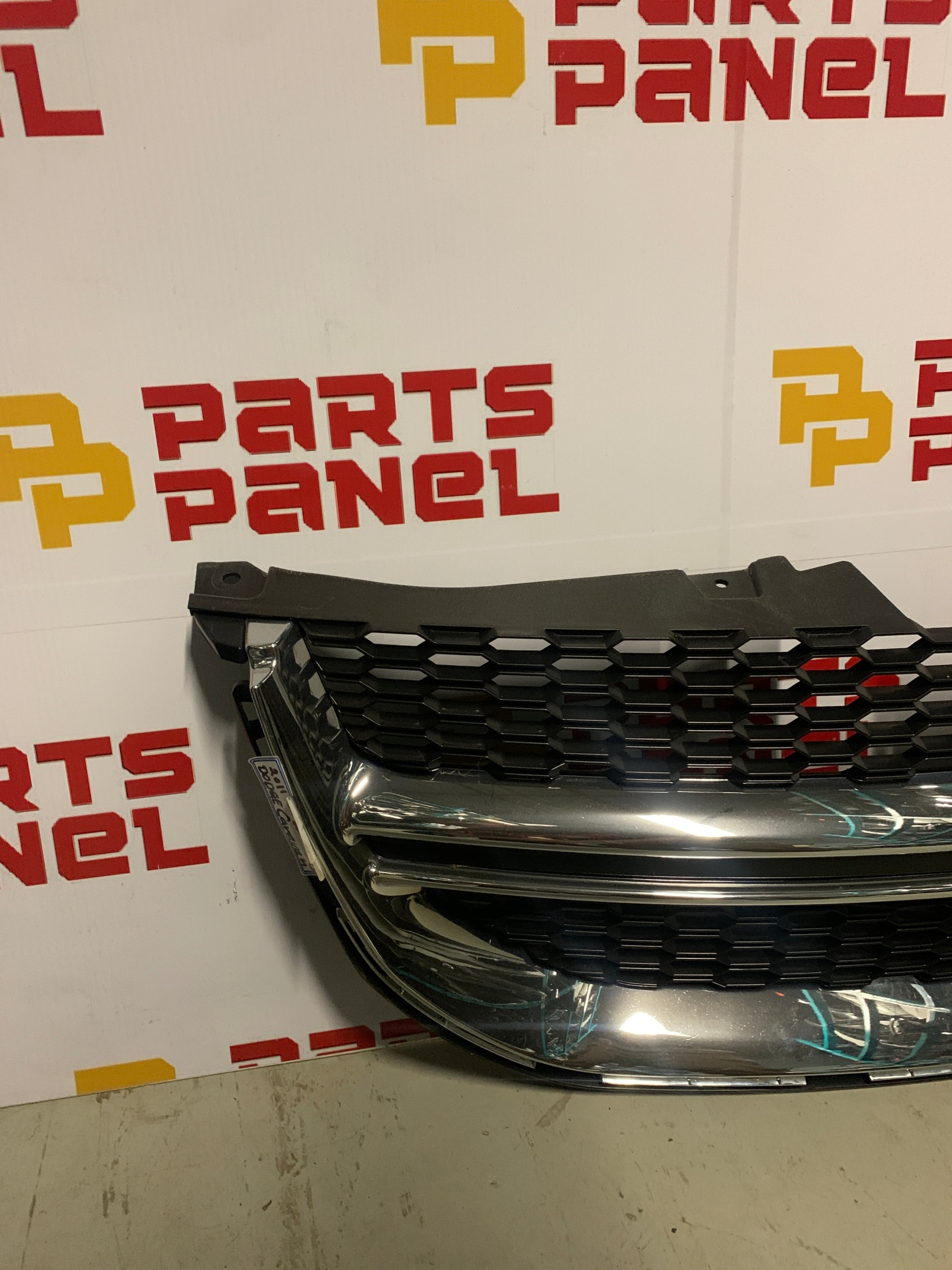 2011 - 2020 DODGE GRAND CARAVAN PARRILLA SUPERIOR DELANTERA 68127609AA