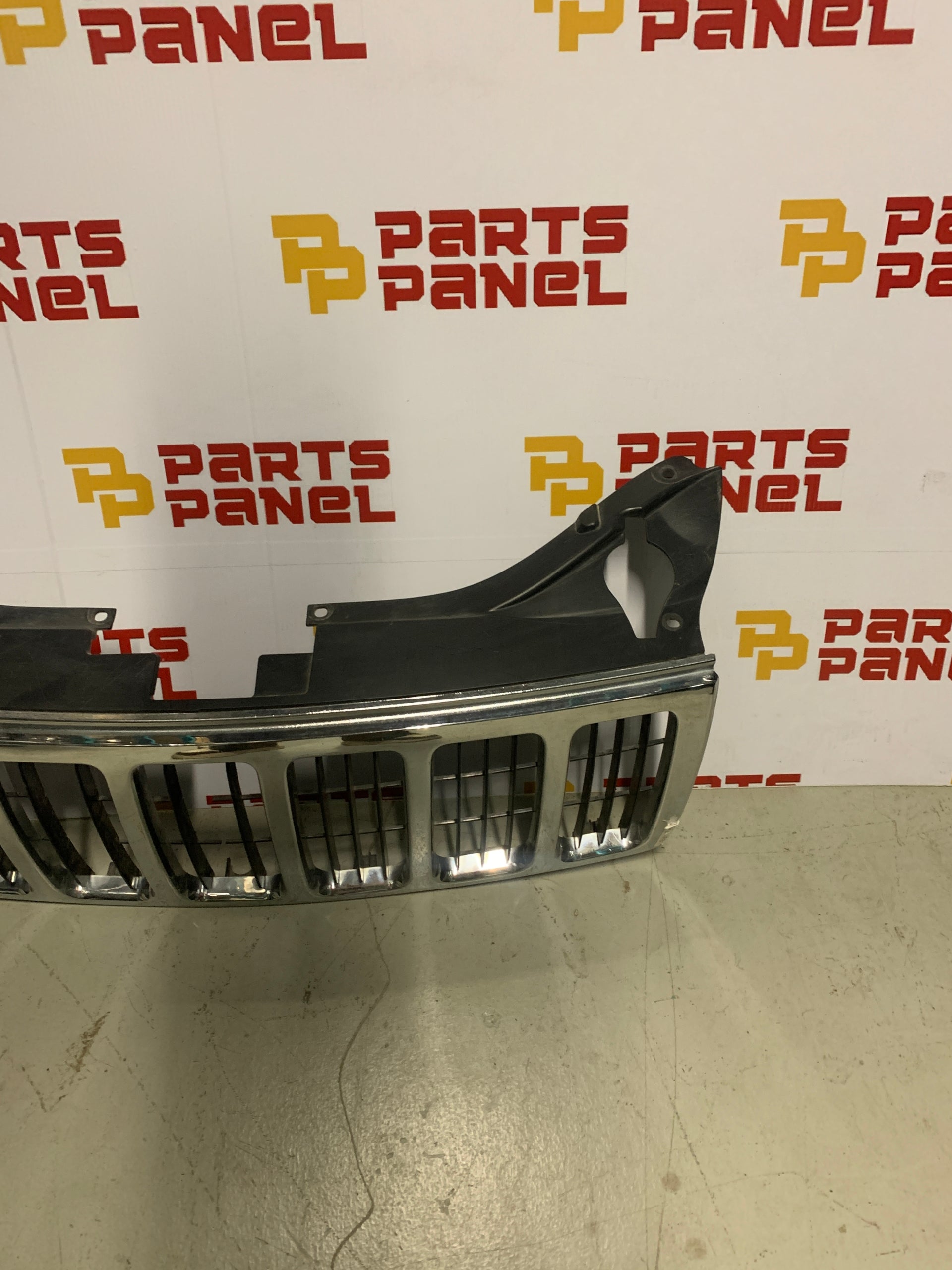 2005 - 2007 JEEP GRAND CHEROKEE FRONT GRILLE 82209206
