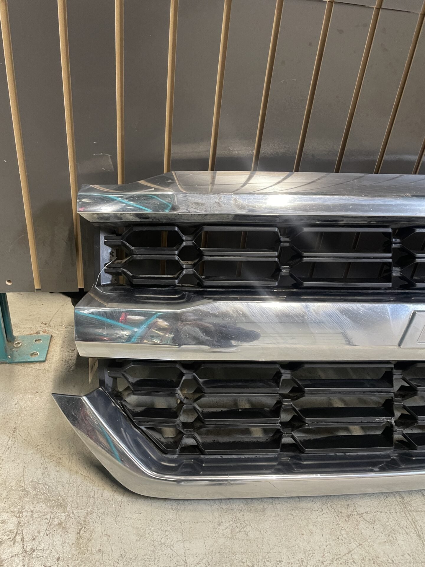 2016 - 2018 CHEVY SILVERADO 1500 FRONT GRILLE CHROME 23380362