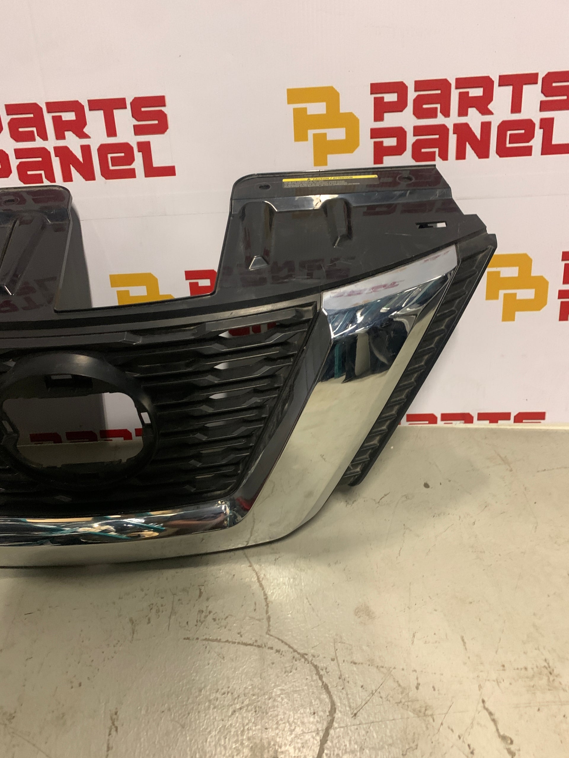 2017 - 2019 NISSAN ROGUE FRONT GRILLE 