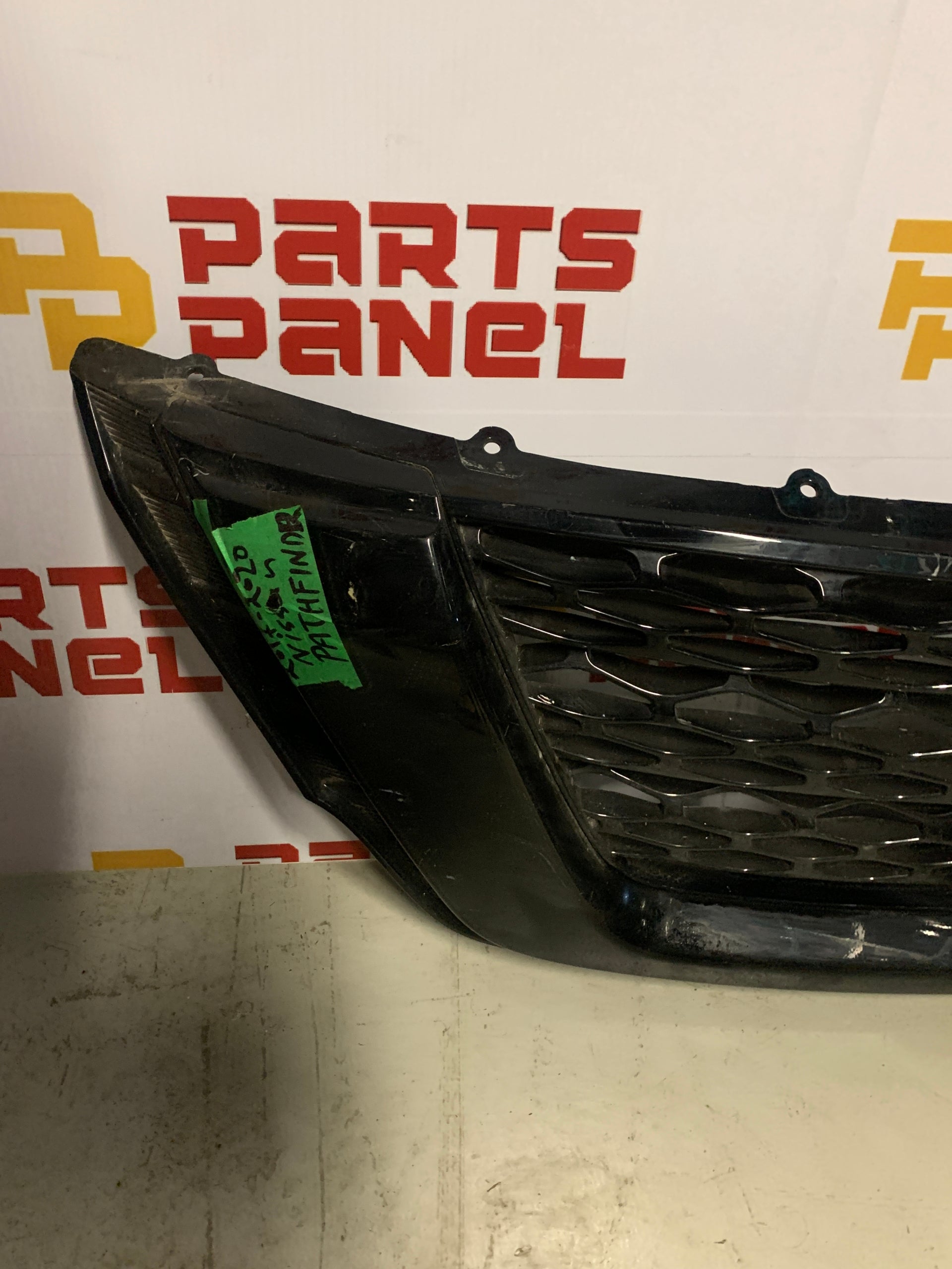 2017 - 2020 NISSAN PATHFINDER FRONT GRILLE PAINTED SURROUNDING 62310 8A40A