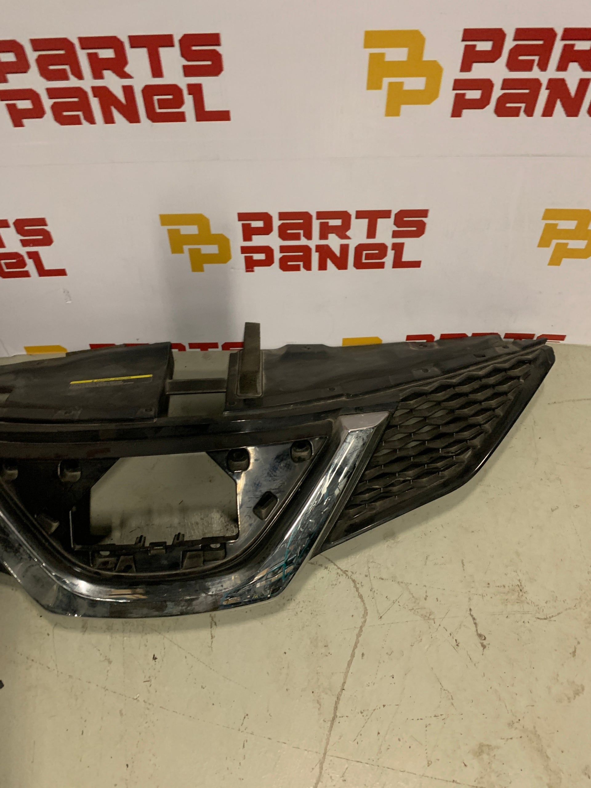 2017 - 2019 NISSAN ROGUE SPORT FRONT CHROME GRILLE 623106MD0A