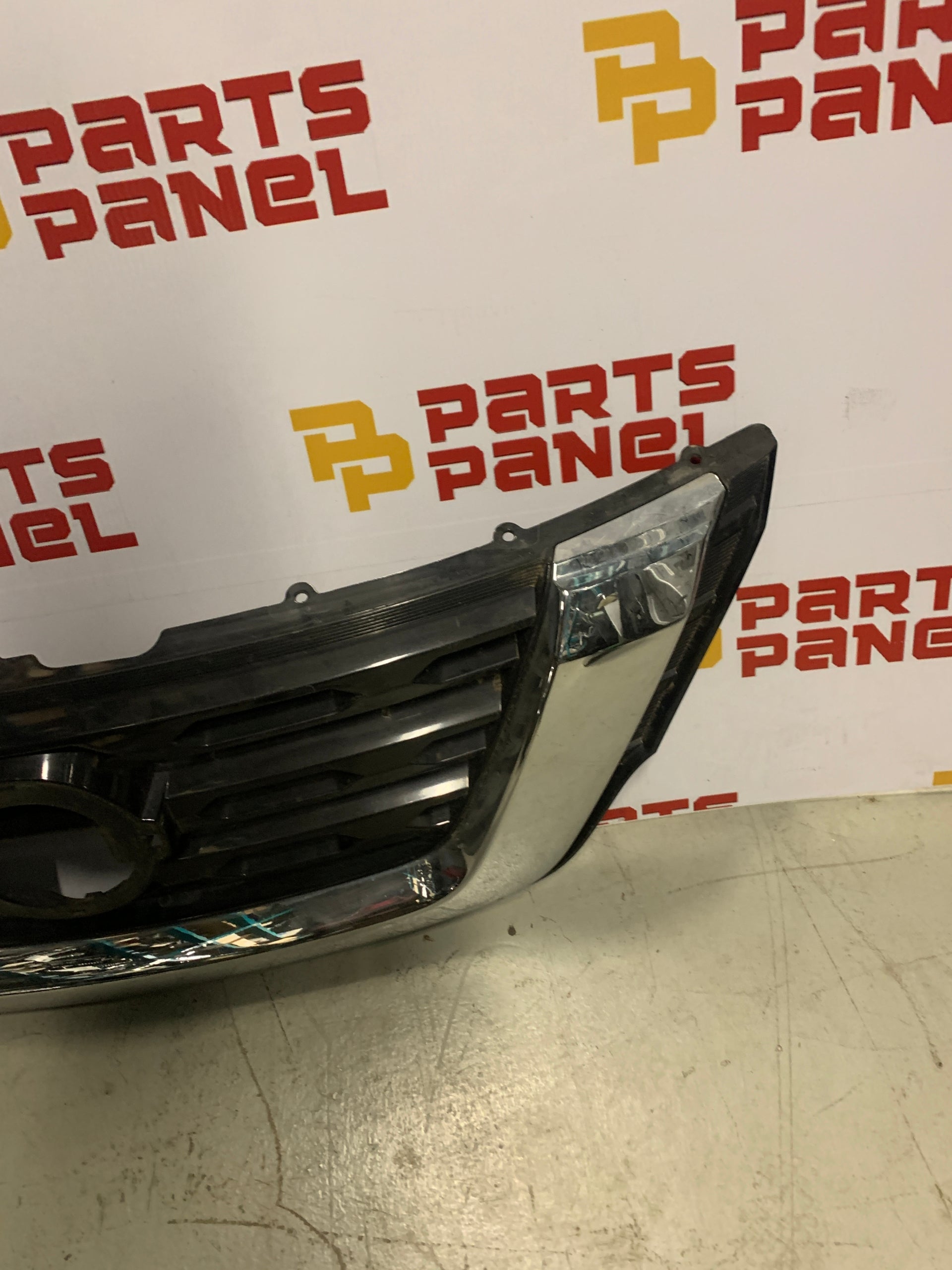 2017 - 2020 NISSAN PATHFINDER FRONT GRILLE CHROME 62310 9PFIA