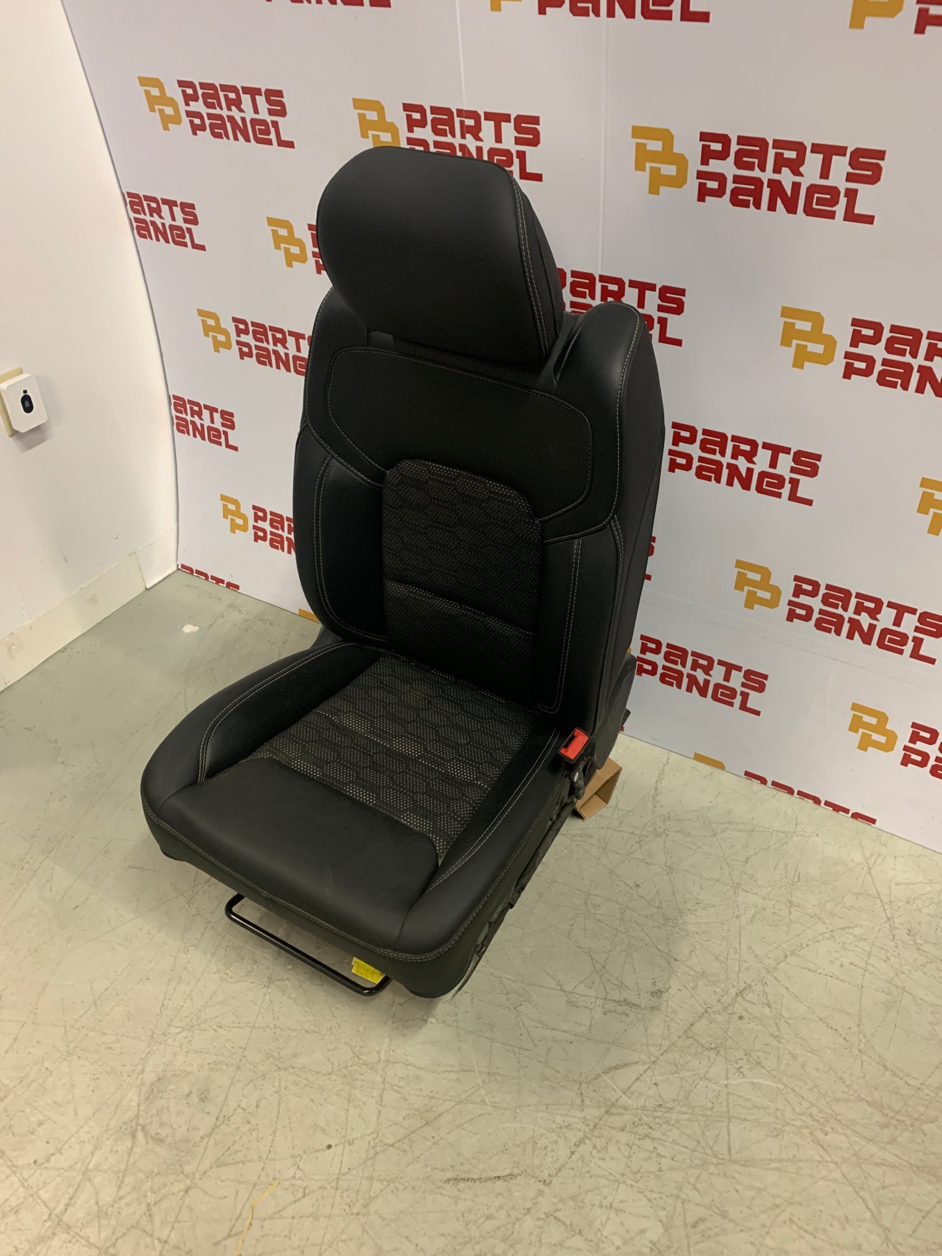 2019 - 2024 RAM 1500 NUEVO ESTILO 5TA GENERACIÓN ASIENTO DELANTERO DERECHO MANUAL DE TELA Y VINILO CALEFACCIONADO