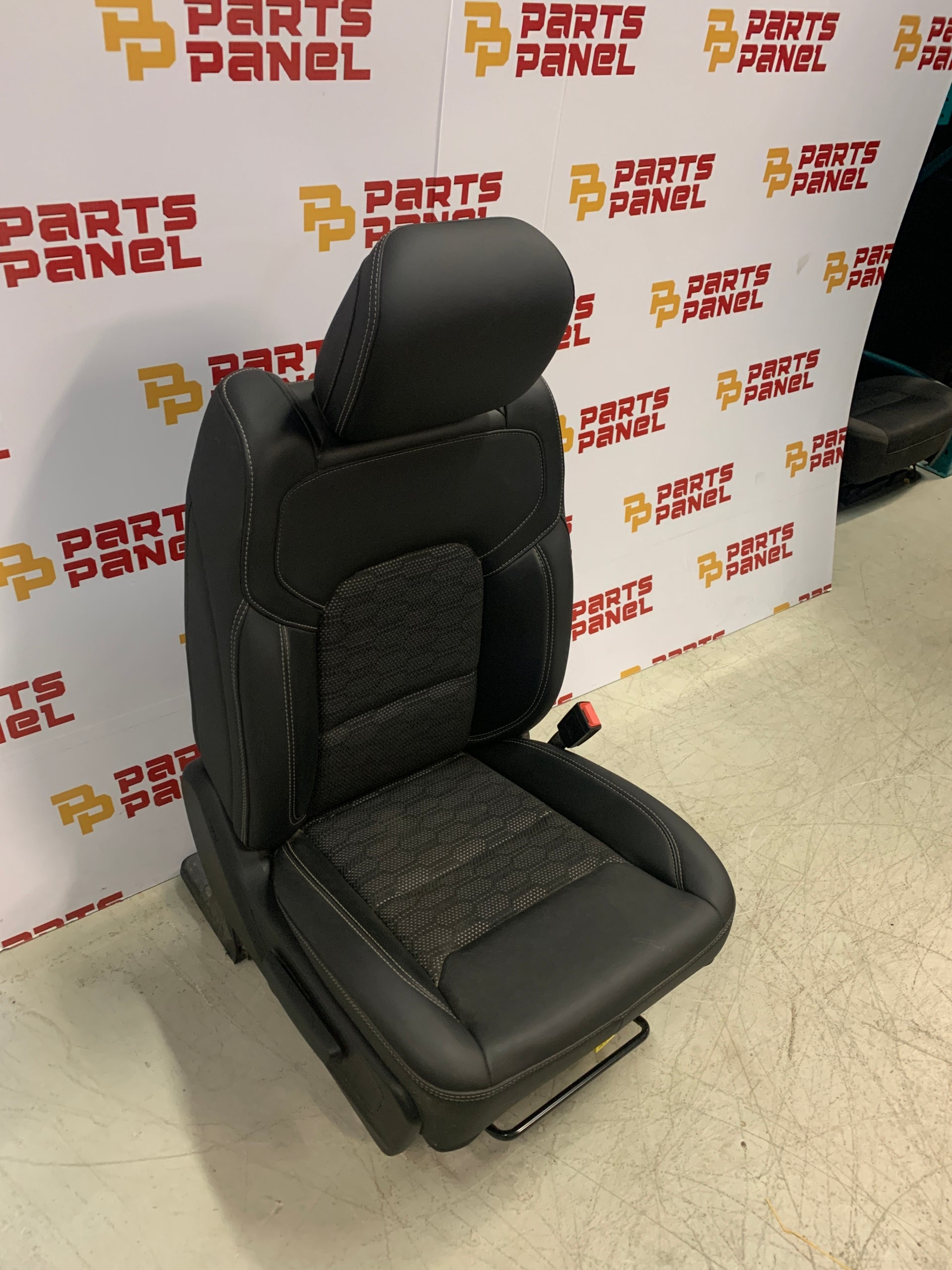 2019 - 2024 RAM 1500 NUEVO ESTILO 5TA GENERACIÓN ASIENTO DELANTERO DERECHO MANUAL DE TELA Y VINILO CALEFACCIONADO