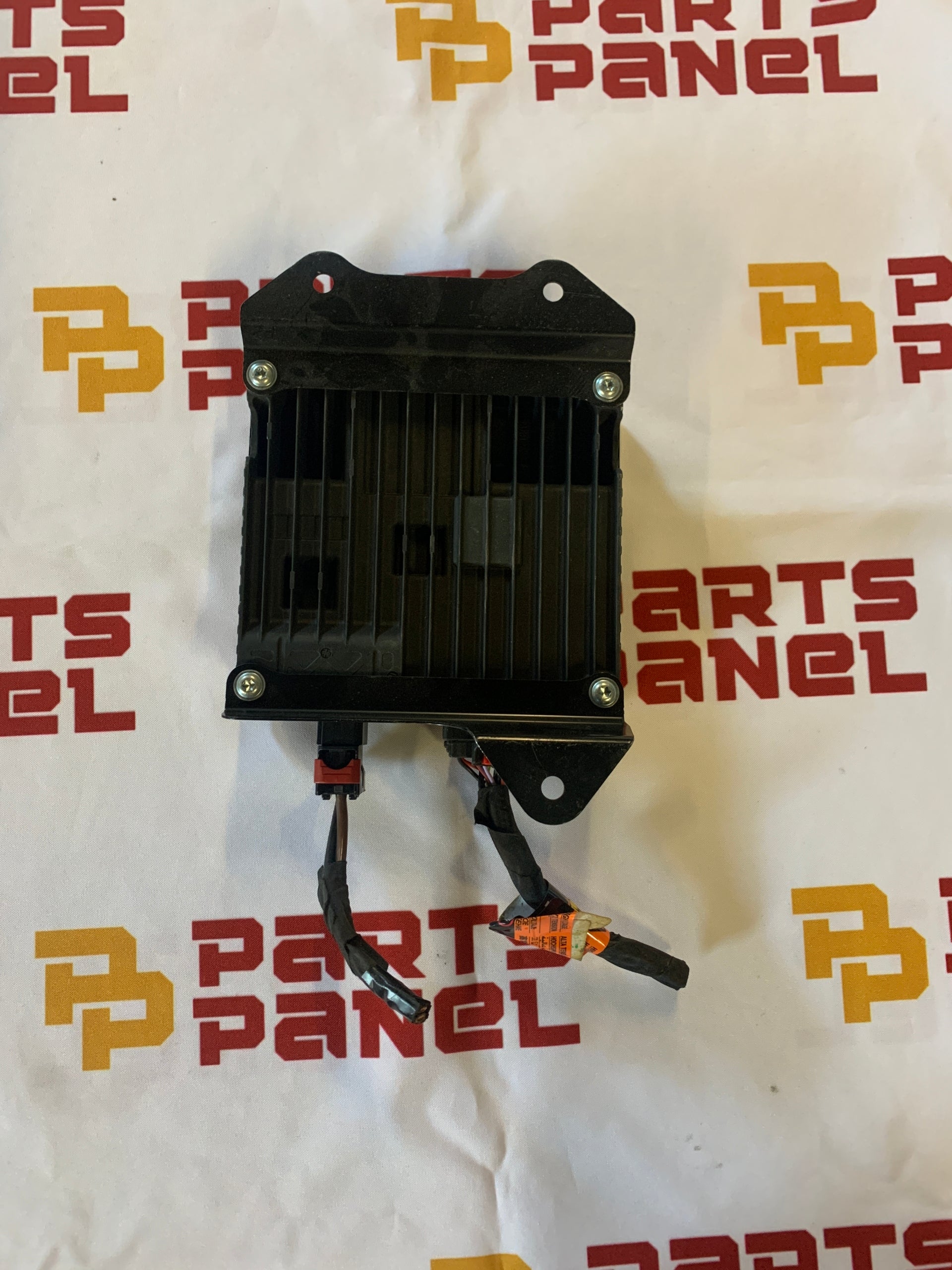 2021 - 2023 CHEVY TAHOE / SUBURBAN / CADILLAC ESCALADE POWER CONTROL MODULE WITH BRACKET 84981765