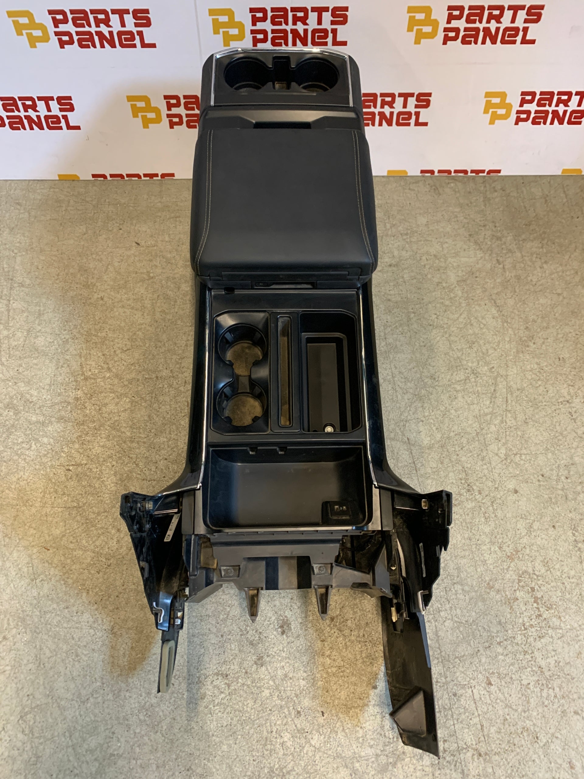 2021 - 2024 FORD F150 CONSOLA CENTRAL CON SUPERFICIE DE TRABAJO CON PUERTO DE CARGA TRASERO