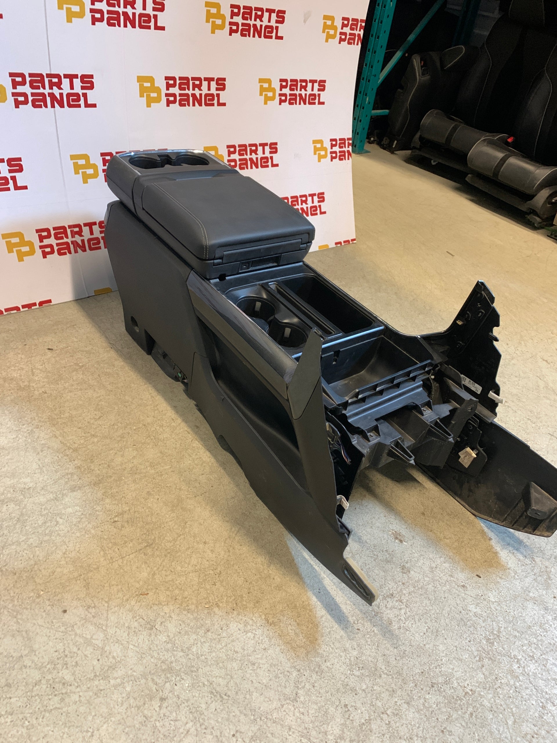 2021 - 2024 FORD F150 CONSOLA CENTRAL CON SUPERFICIE DE TRABAJO CON PUERTO DE CARGA TRASERO