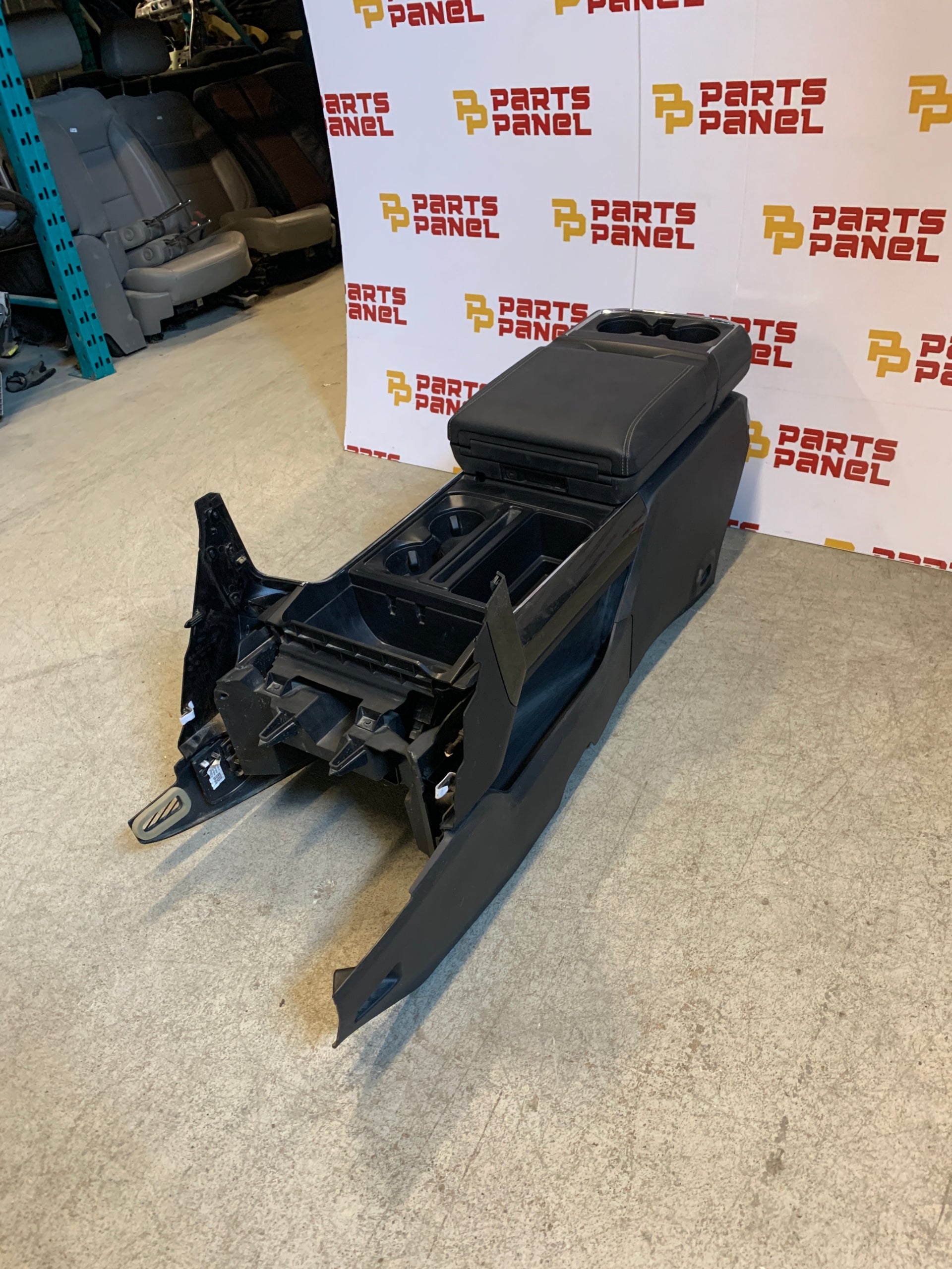 2021 - 2024 FORD F150 CONSOLA CENTRAL CON SUPERFICIE DE TRABAJO CON PUERTO DE CARGA TRASERO