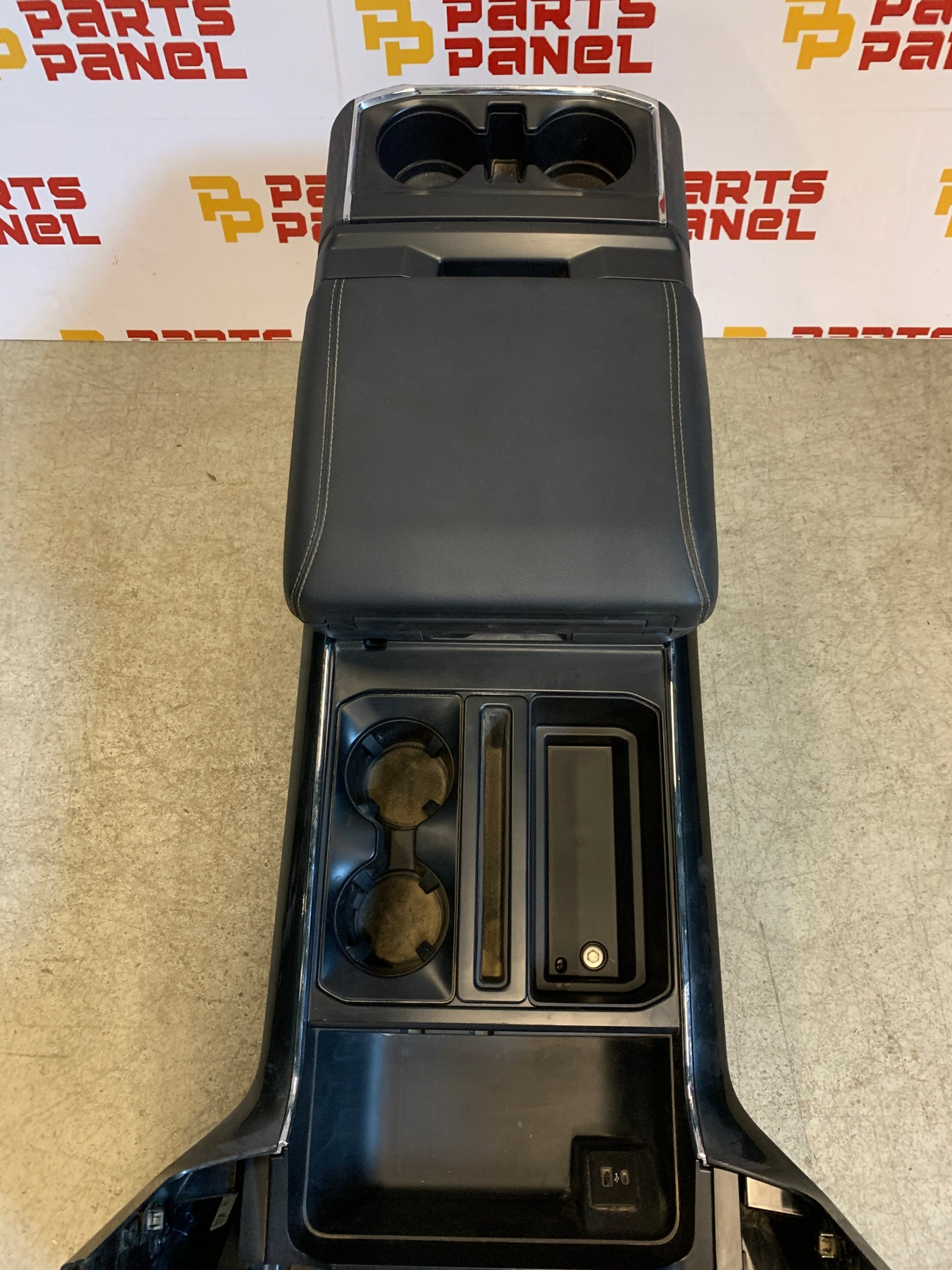 2021 - 2024 FORD F150 CONSOLA CENTRAL CON SUPERFICIE DE TRABAJO CON PUERTO DE CARGA TRASERO