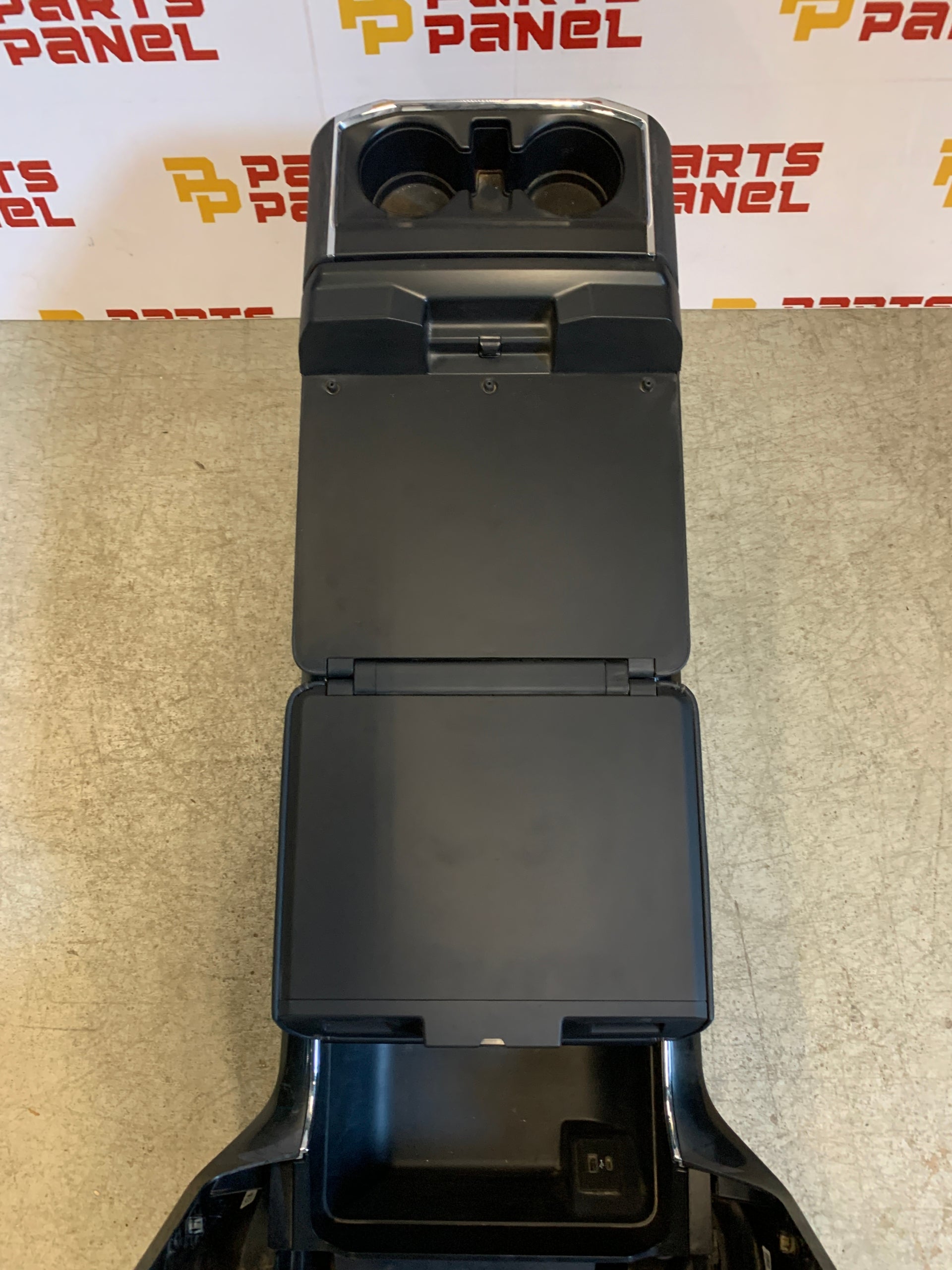 2021 - 2024 FORD F150 CONSOLA CENTRAL CON SUPERFICIE DE TRABAJO CON PUERTO DE CARGA TRASERO