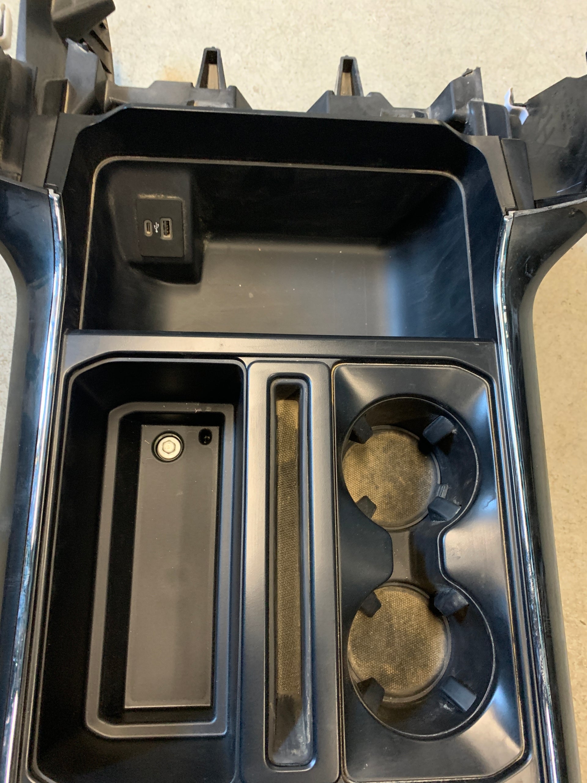 2021 - 2024 FORD F150 CONSOLA CENTRAL CON SUPERFICIE DE TRABAJO CON PUERTO DE CARGA TRASERO